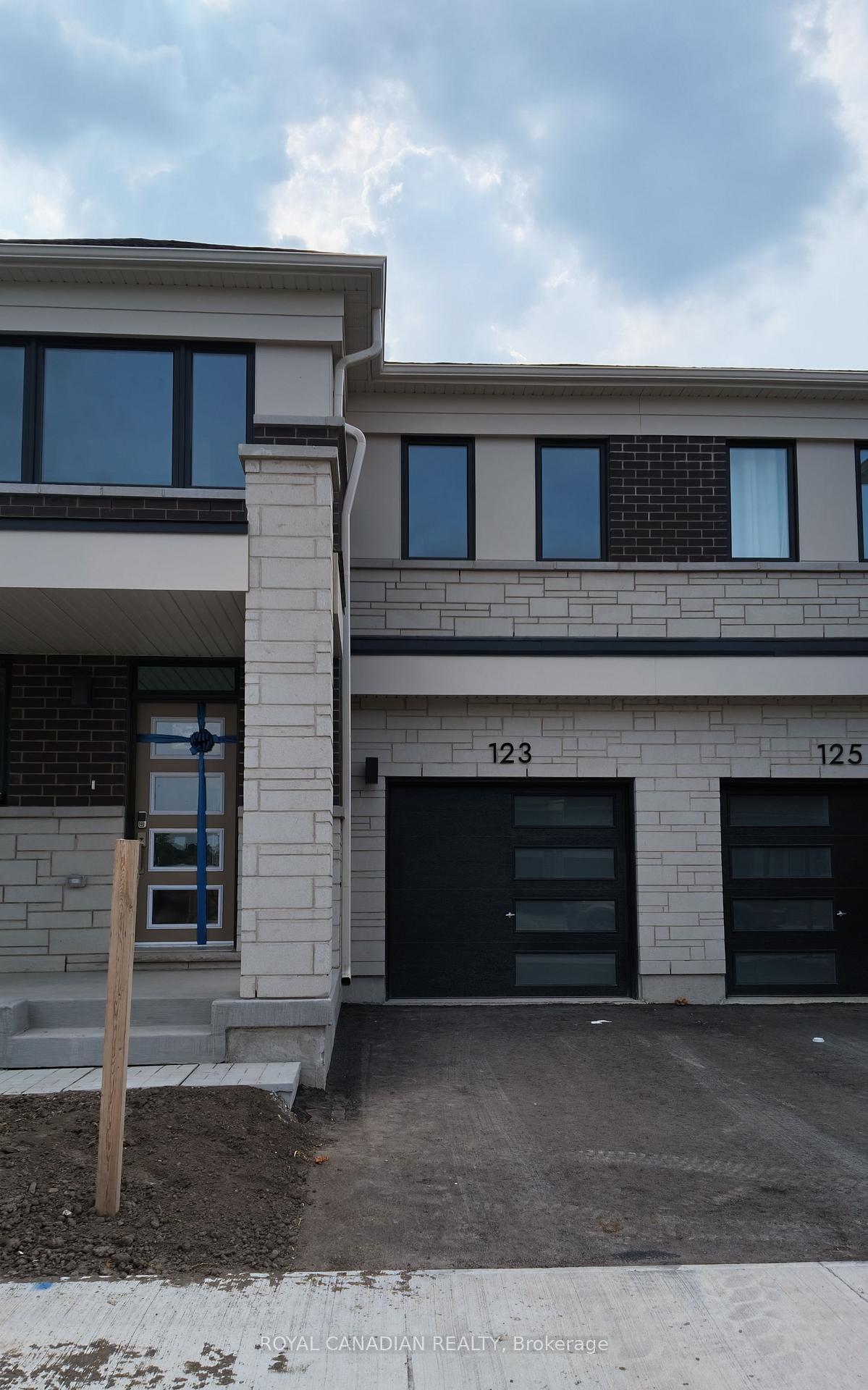 Photo 3 of 123 Vinewood Crescent, Barrie, Rural Barrie Southeast — HOMEH