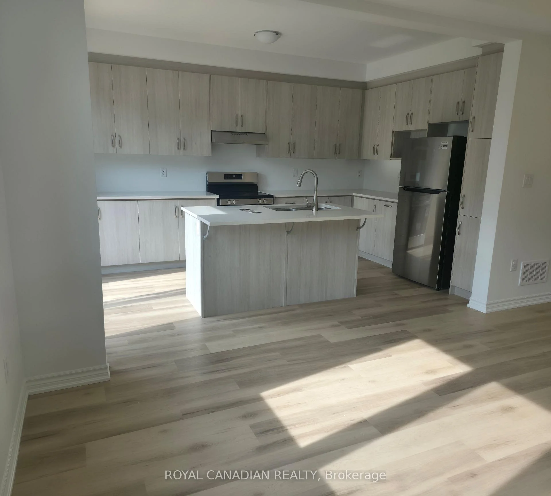 Photo 21 of 123 Vinewood Crescent, Barrie, Rural Barrie Southeast — HOMEH