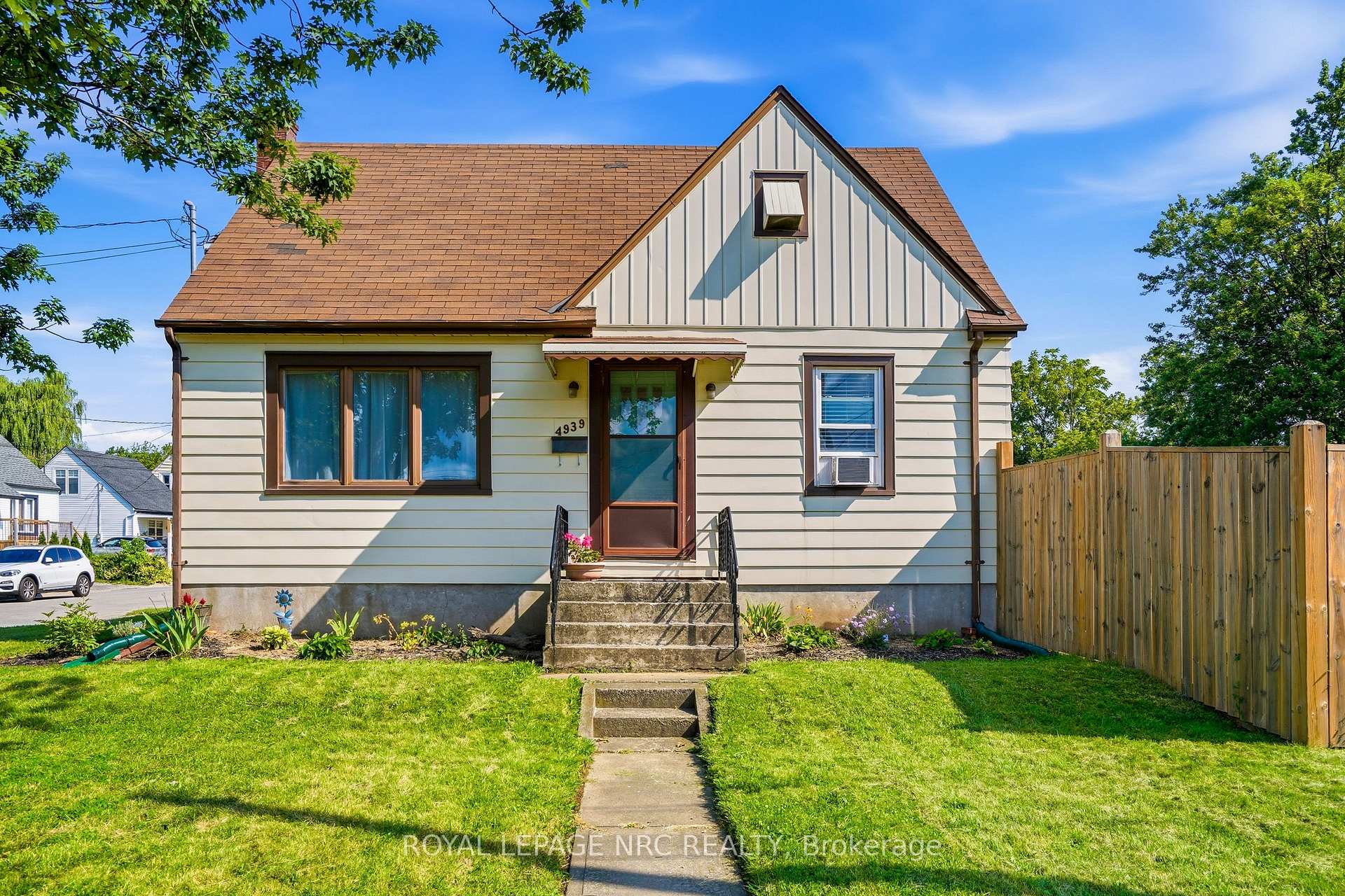 Photo 1 of 4939 Hamilton Street, Niagara Falls, Downtown — HOMEH
