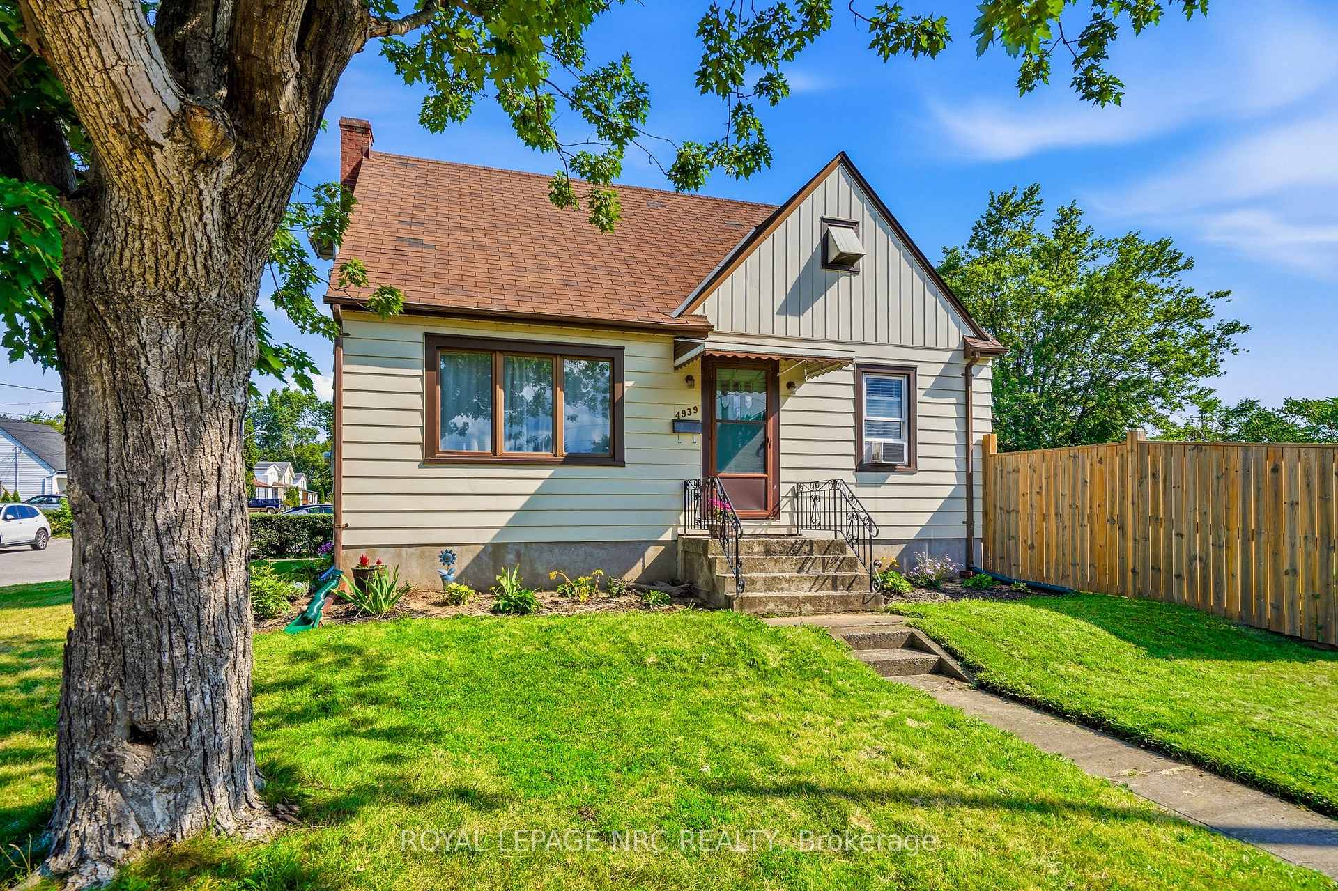 Photo 2 of 4939 Hamilton Street, Niagara Falls, Downtown — HOMEH
