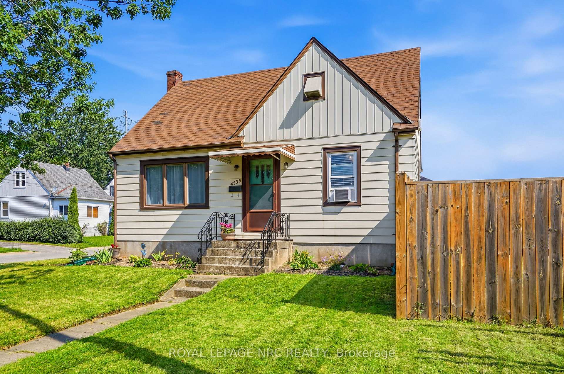 Photo 3 of 4939 Hamilton Street, Niagara Falls, Downtown — HOMEH
