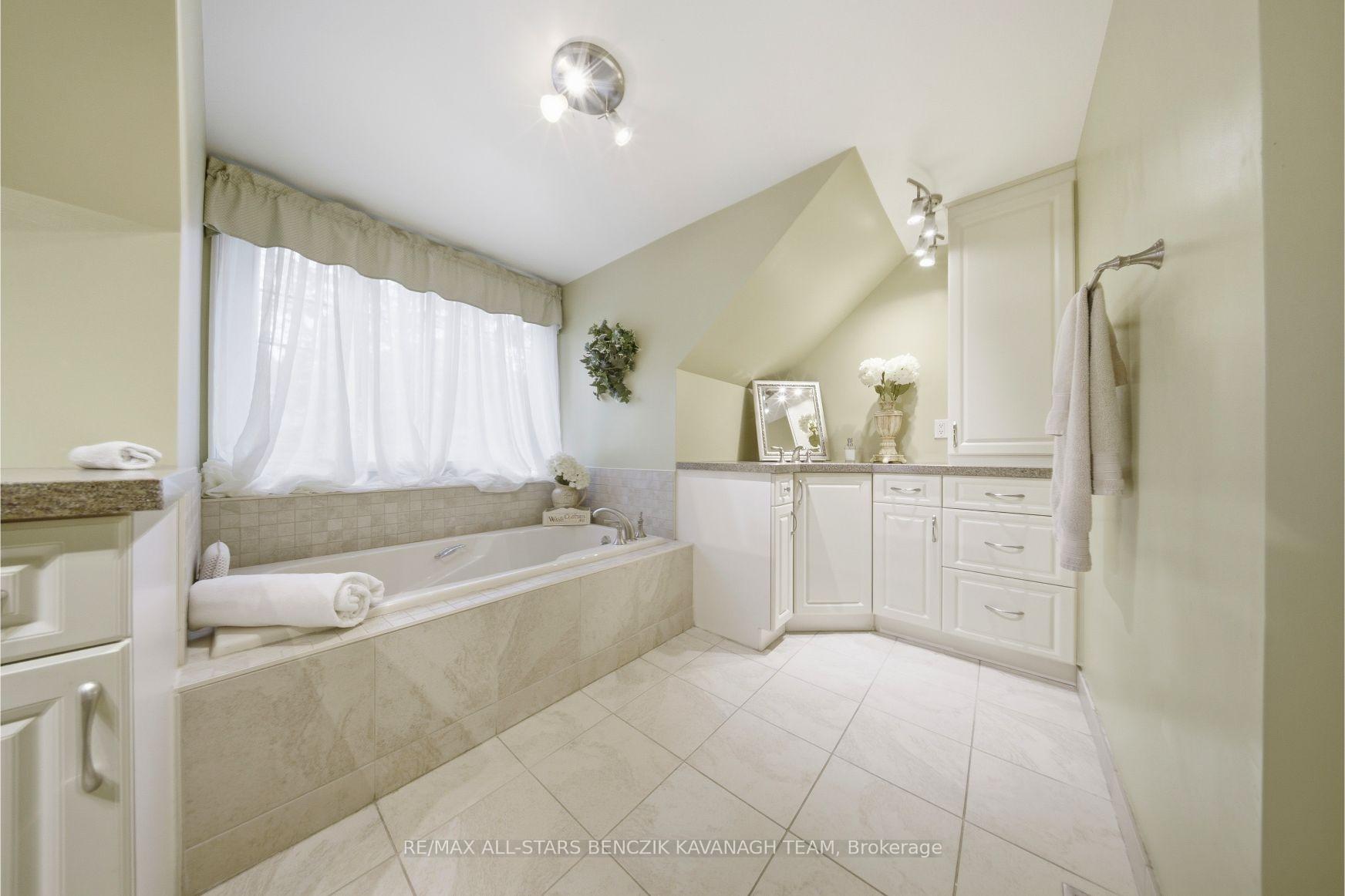 Photo 13 of 116 Longwater Chase, Markham, Unionville — HOMEH