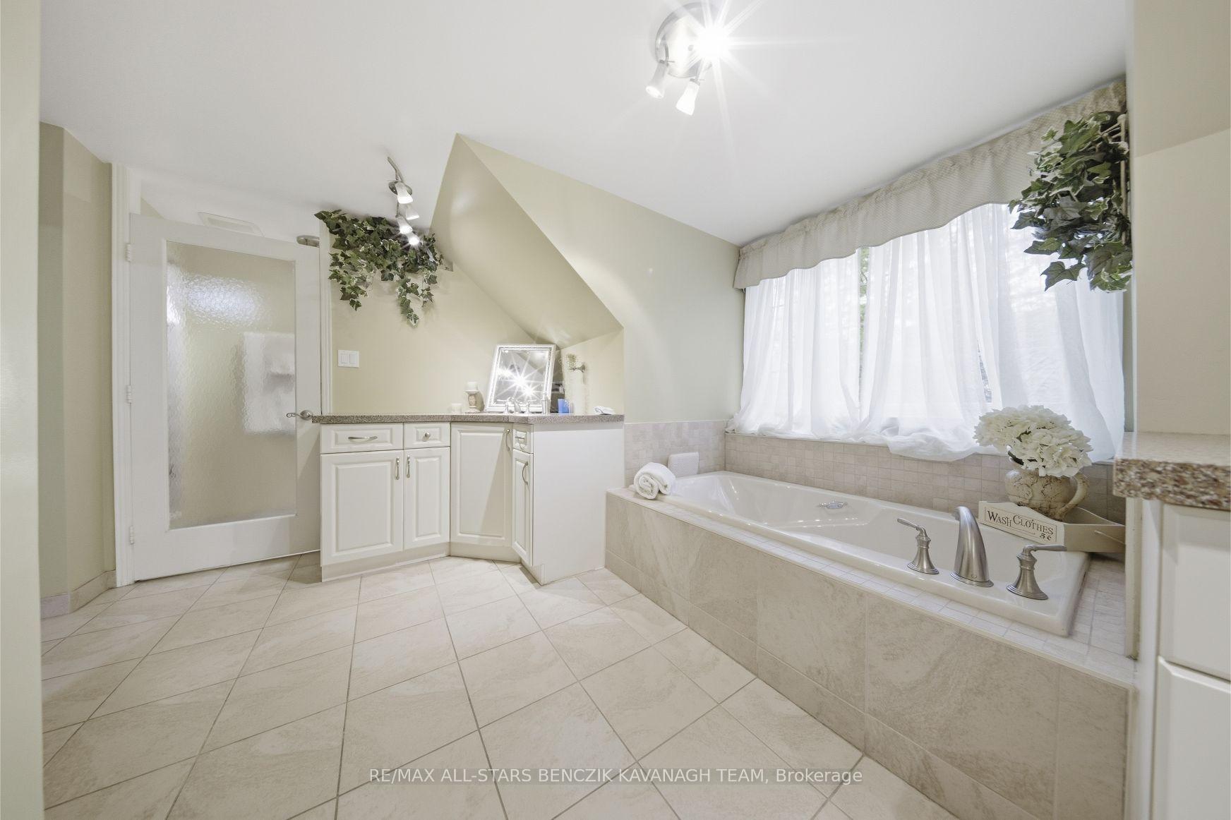 Photo 14 of 116 Longwater Chase, Markham, Unionville — HOMEH