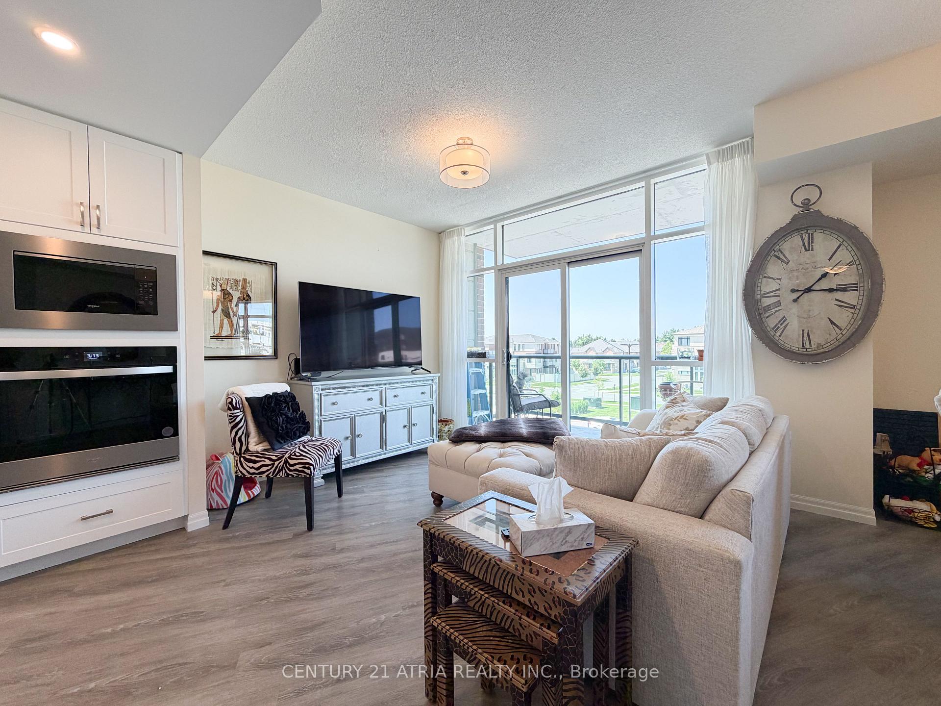 Photo 3 of 460 William Graham Drive, Aurora, Rural Aurora — HOMEH