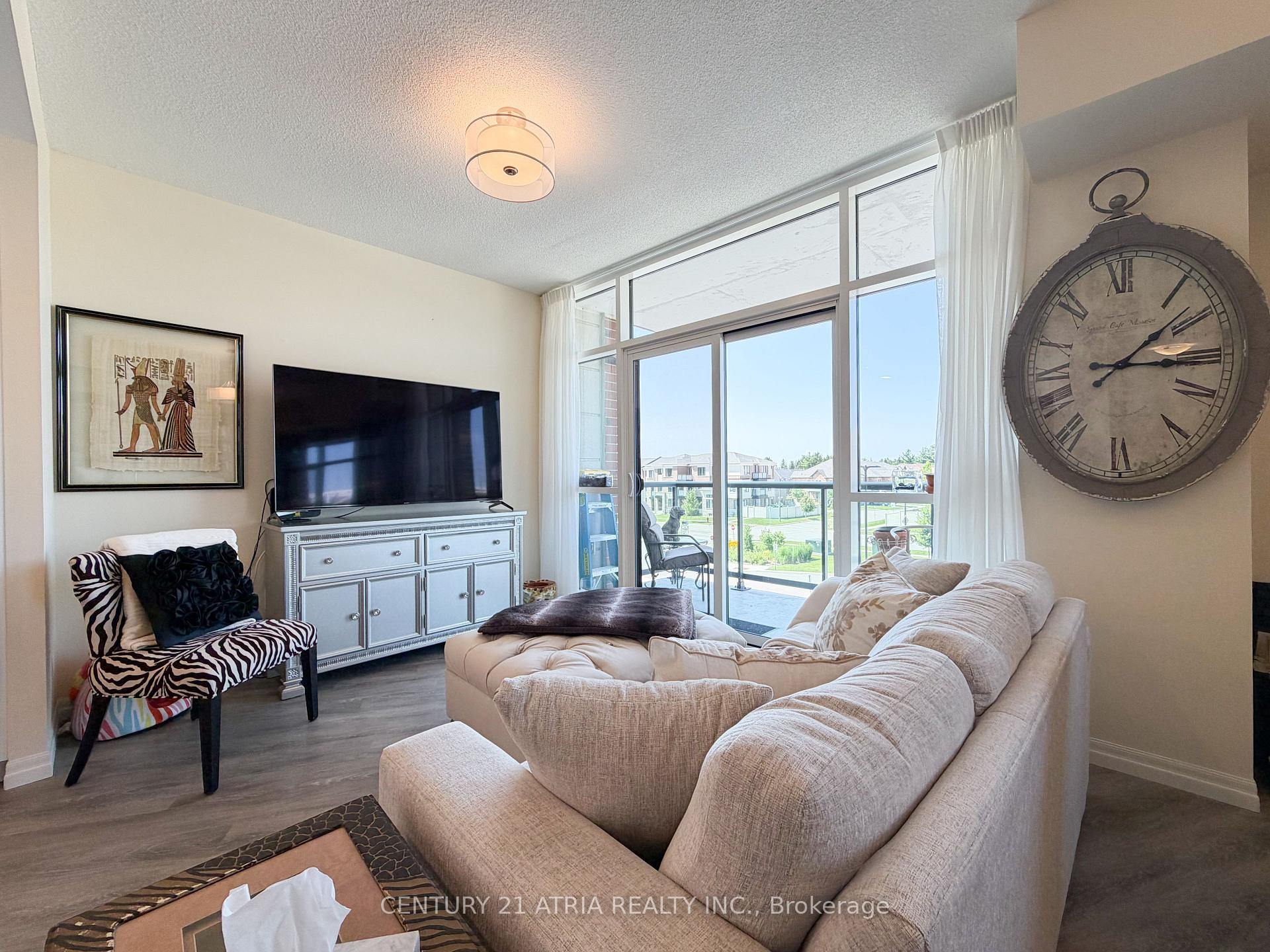 Photo 4 of 460 William Graham Drive, Aurora, Rural Aurora — HOMEH