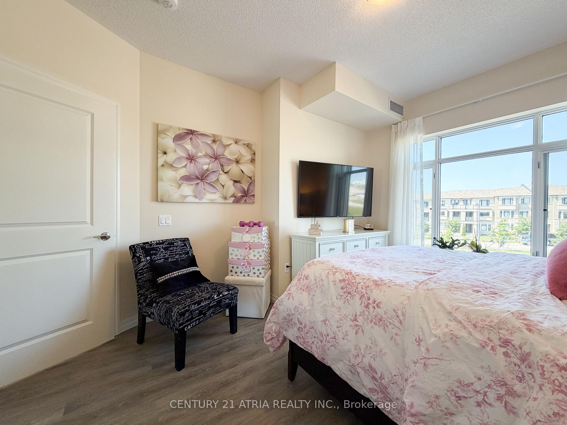 Photo 10 of 460 William Graham Drive, Aurora, Rural Aurora — HOMEH