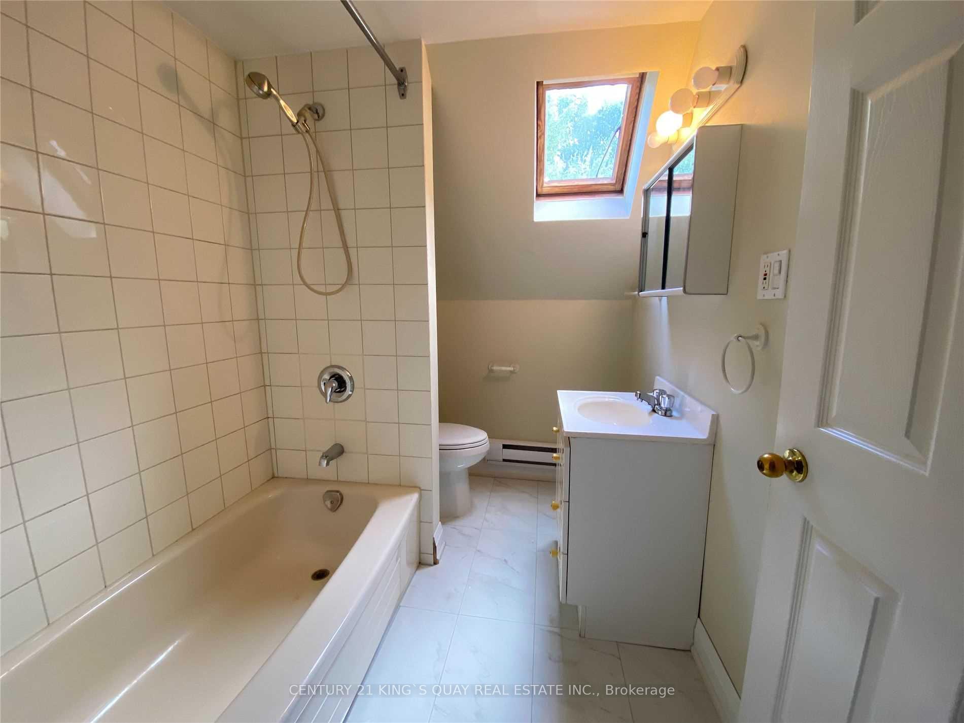 Photo 10 of Unit 3rd Flr, 154 Sorauren Avenue, Toronto, Roncesvalles — HOMEH