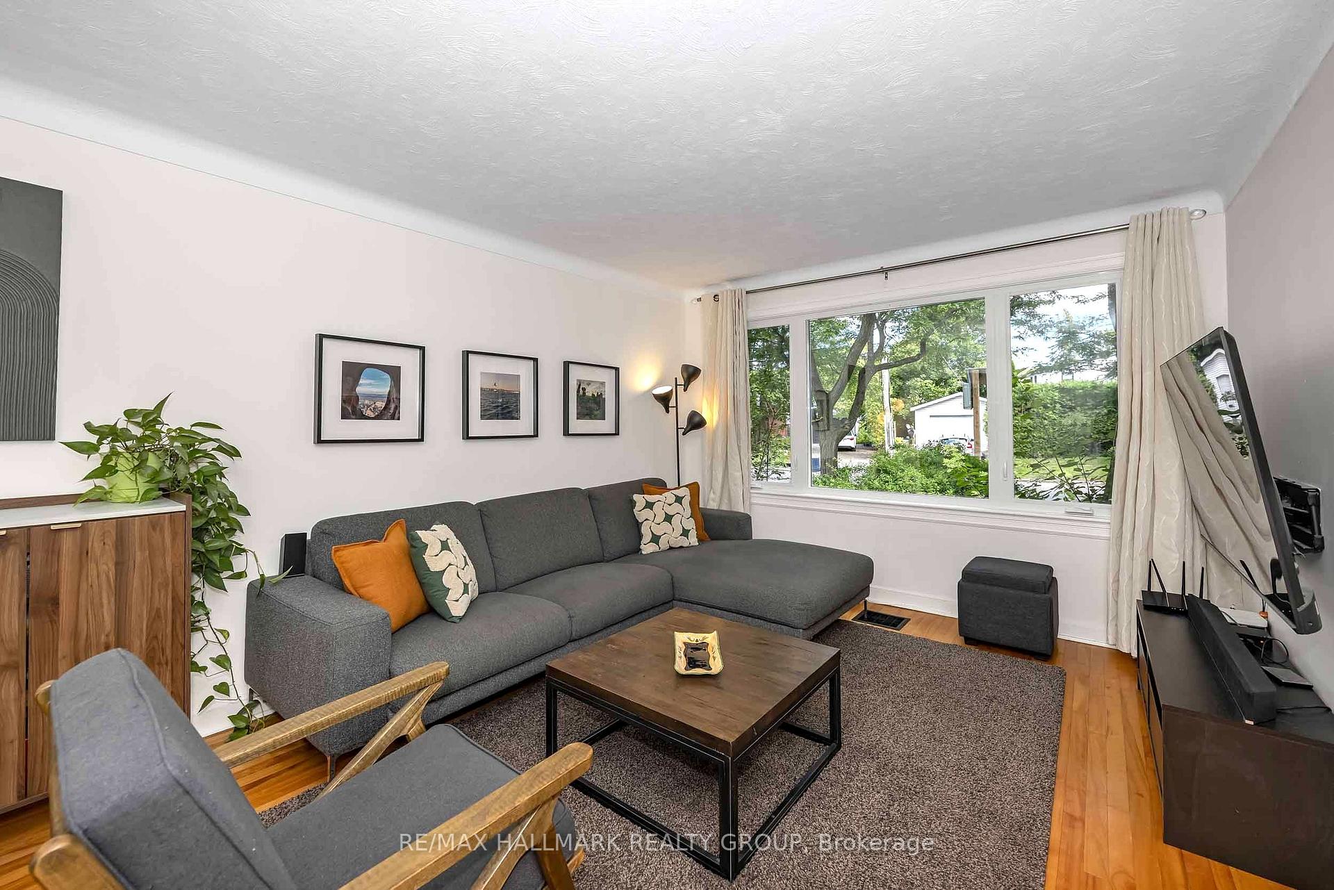 Photo 7 of 2100 Blossom Drive, Ottawa, Applewood Acres — HOMEH