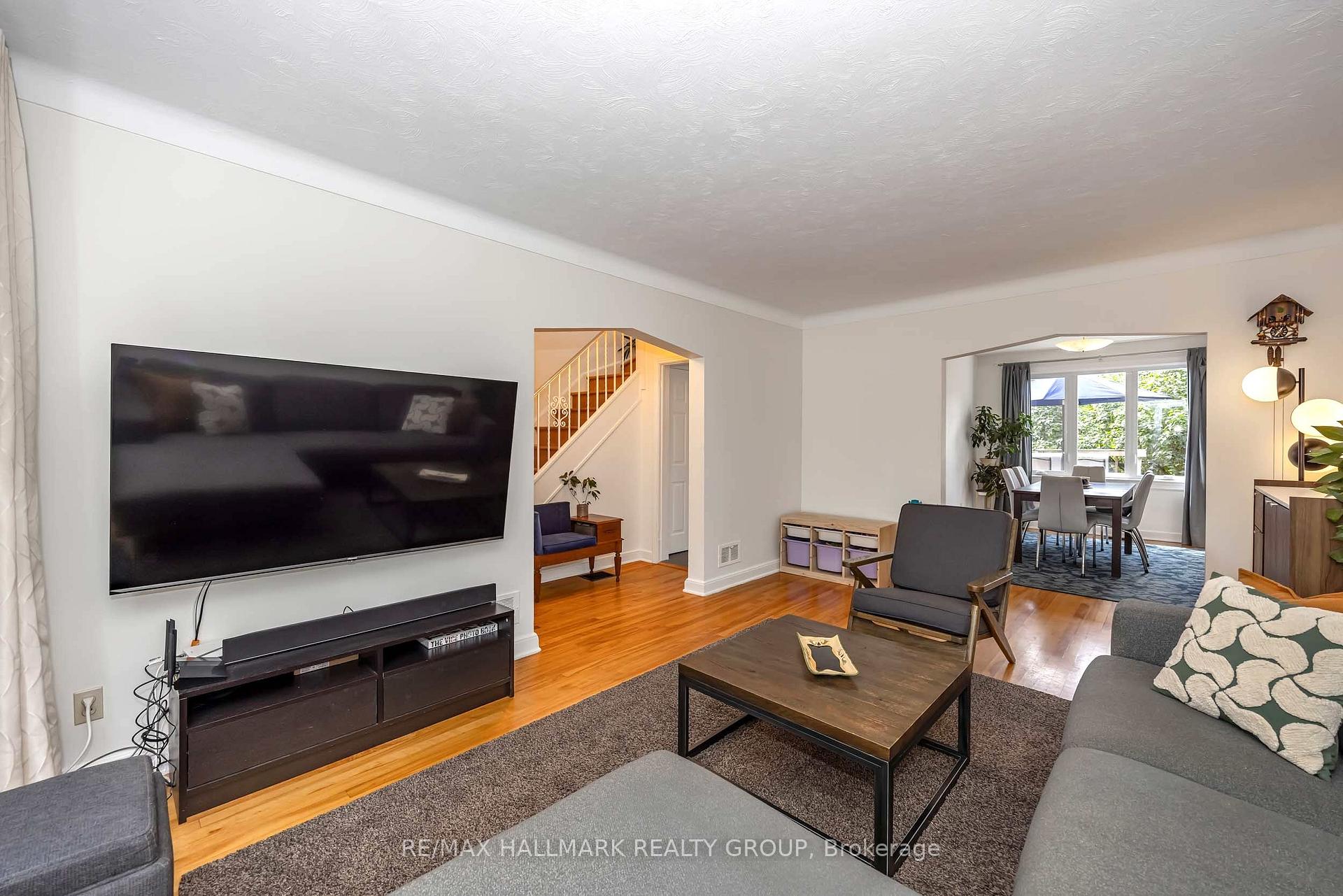 Photo 8 of 2100 Blossom Drive, Ottawa, Applewood Acres — HOMEH