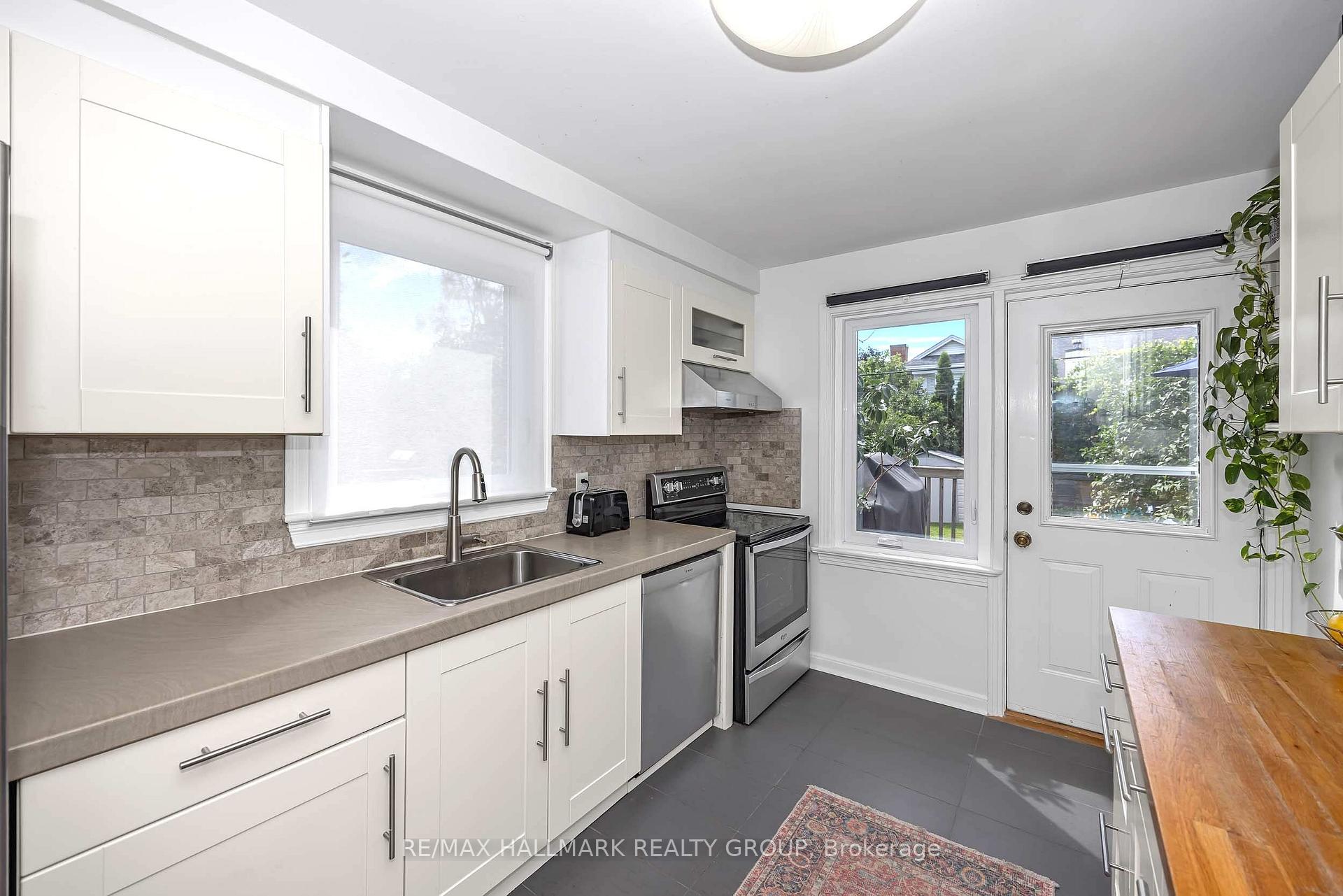 Photo 14 of 2100 Blossom Drive, Ottawa, Applewood Acres — HOMEH