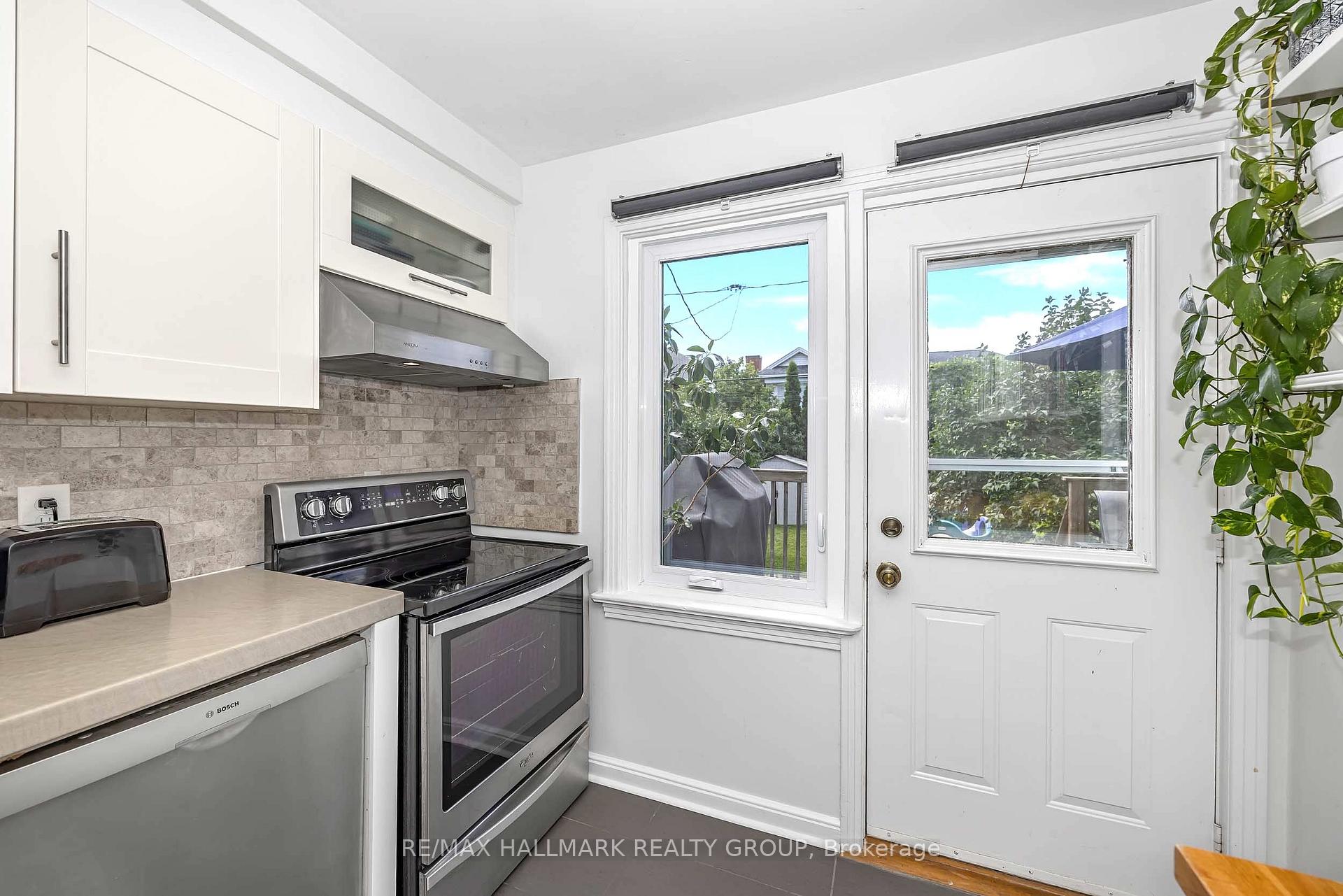 Photo 15 of 2100 Blossom Drive, Ottawa, Applewood Acres — HOMEH