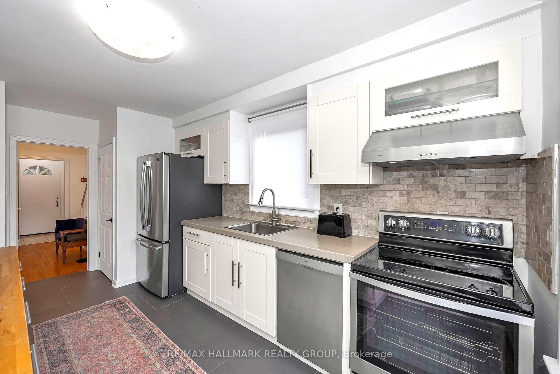Photo 17 of 2100 Blossom Drive, Ottawa, Applewood Acres — HOMEH