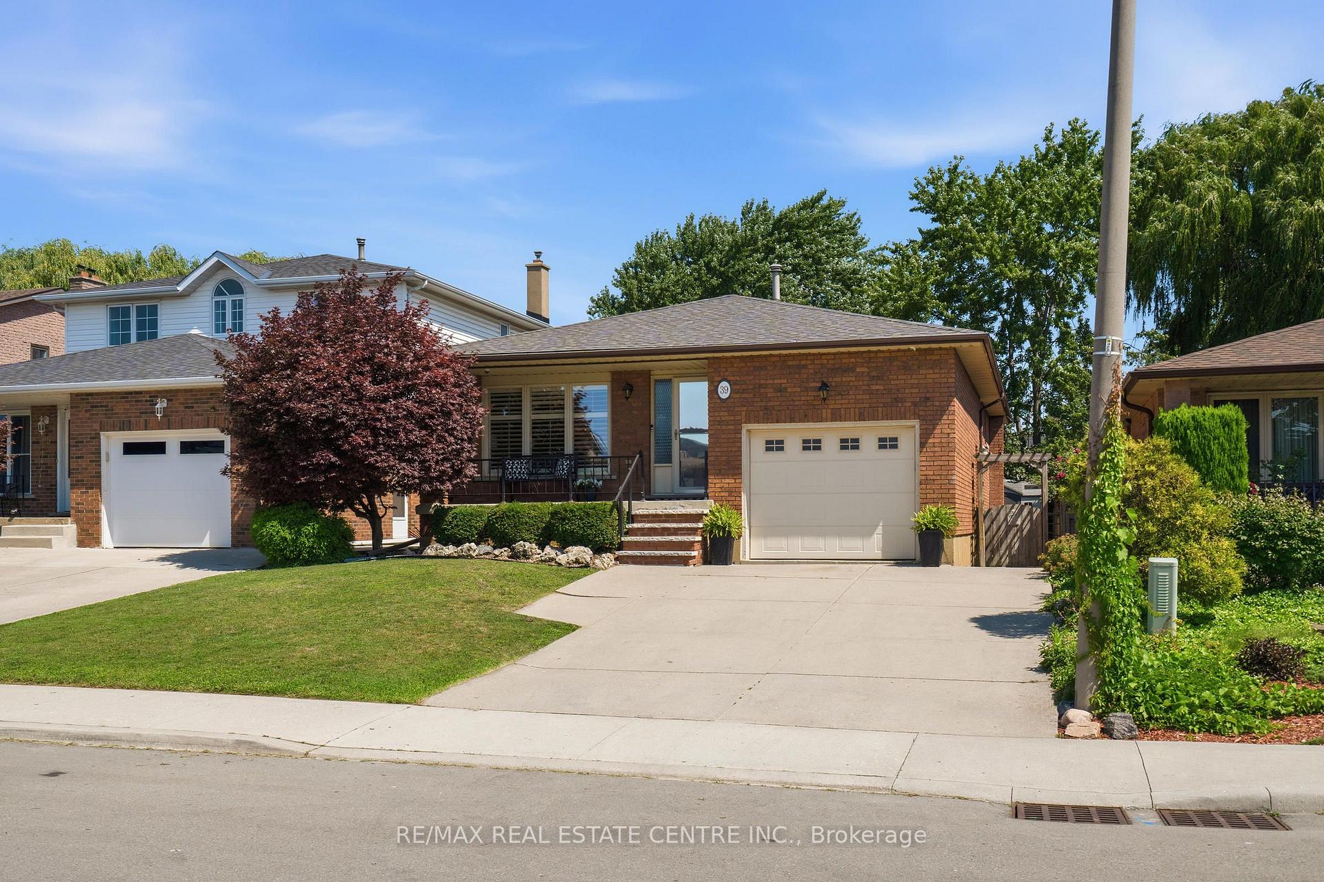 Photo 2 of 39 Trenholme Crescent, Hamilton, Trenholme — HOMEH