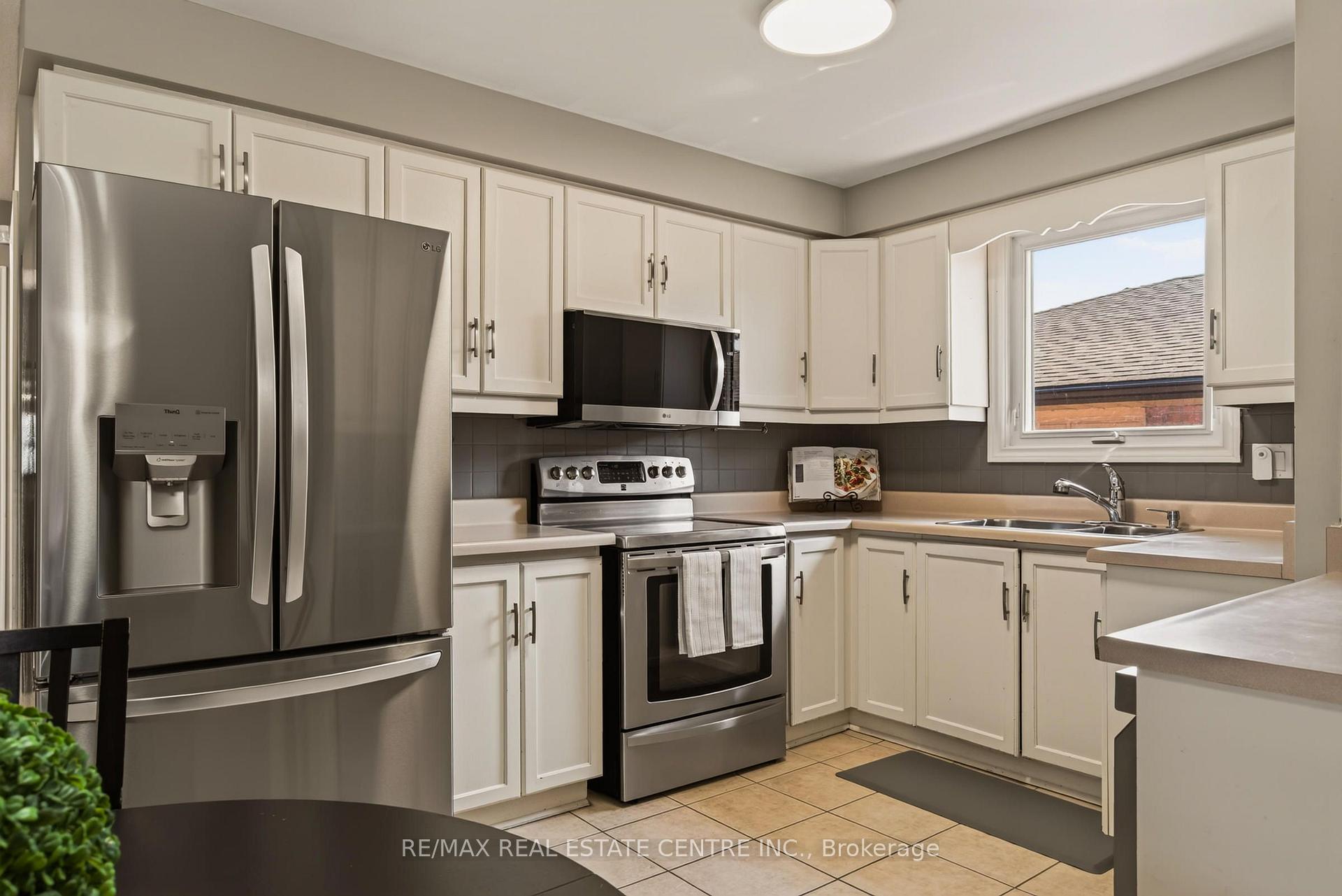 Photo 17 of 39 Trenholme Crescent, Hamilton, Trenholme — HOMEH