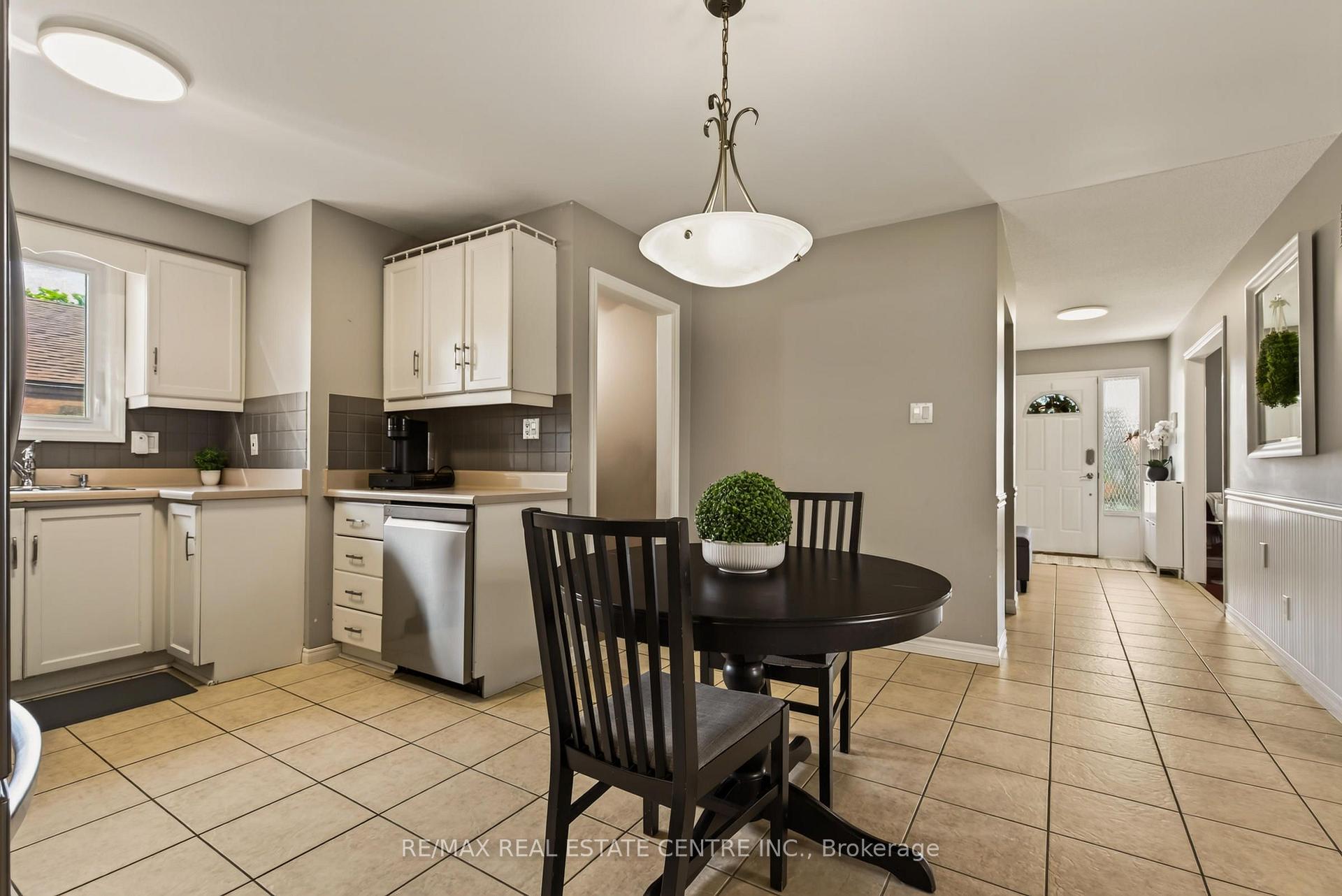 Photo 22 of 39 Trenholme Crescent, Hamilton, Trenholme — HOMEH