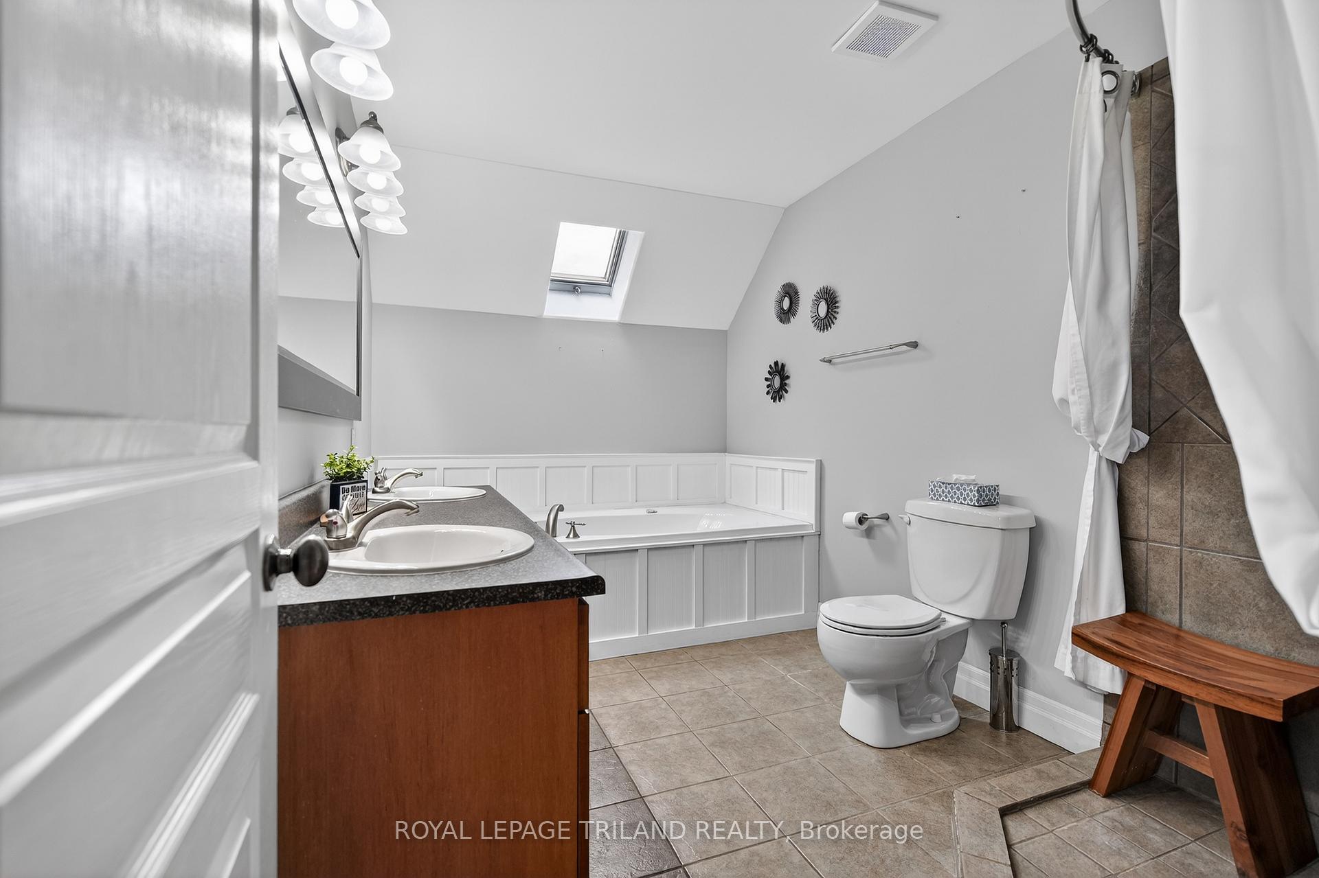 Photo 20 of 24 Earlscourt Terrace, Middlesex Centre, Kilworth — HOMEH