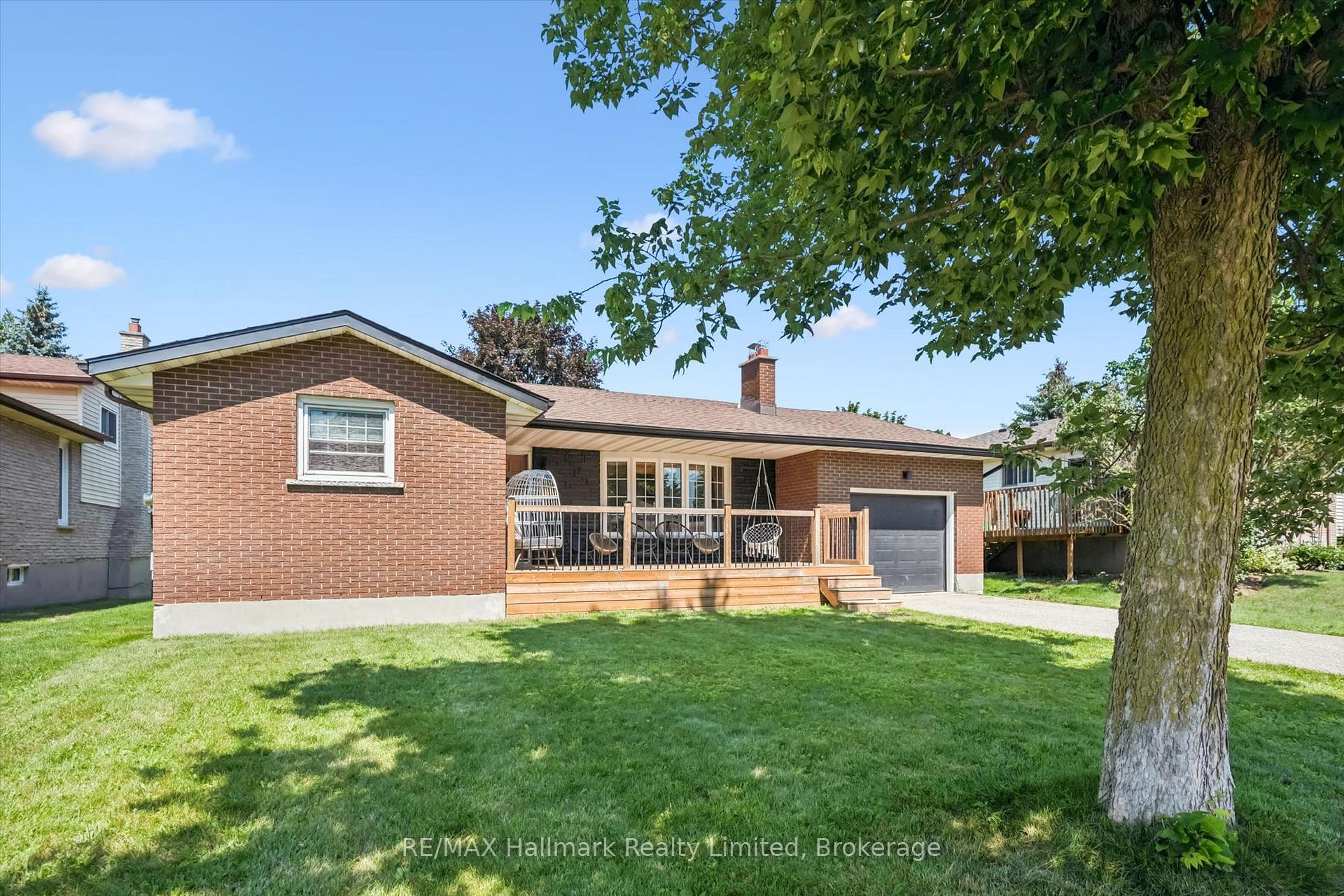 Photo 3 of 35 Matthew Drive, Guelph, Willow West/Sugarbush/West Acres — HOMEH