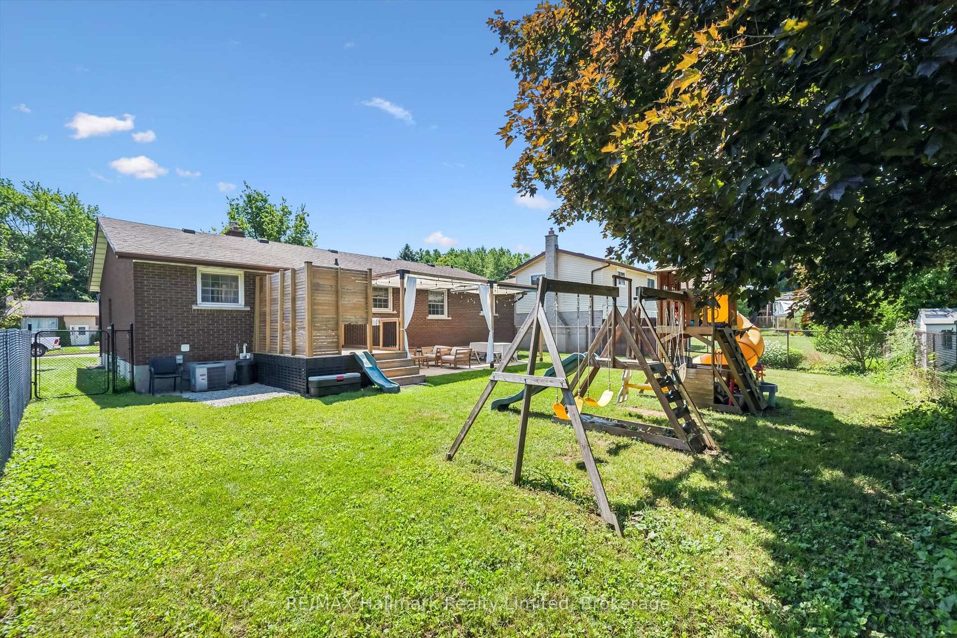 Photo 31 of 35 Matthew Drive, Guelph, Willow West/Sugarbush/West Acres — HOMEH
