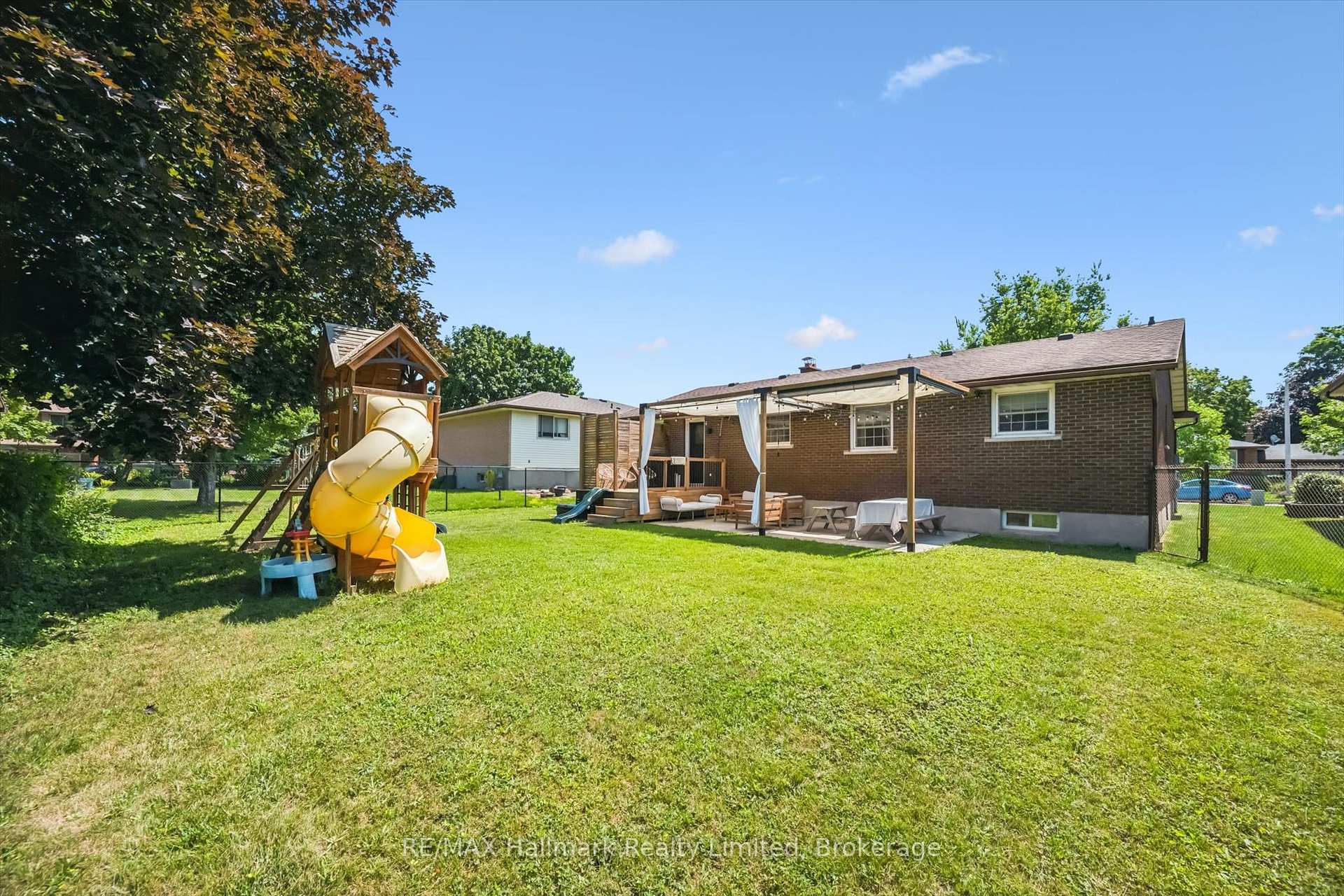 Photo 32 of 35 Matthew Drive, Guelph, Willow West/Sugarbush/West Acres — HOMEH