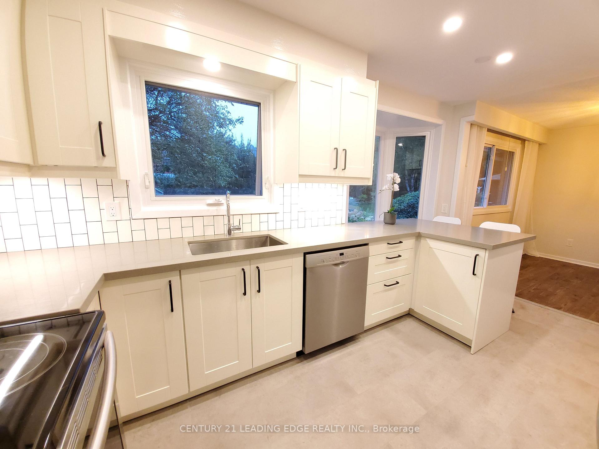 Photo 2 of 45 Bayview Drive, Barrie, Allandale — HOMEH