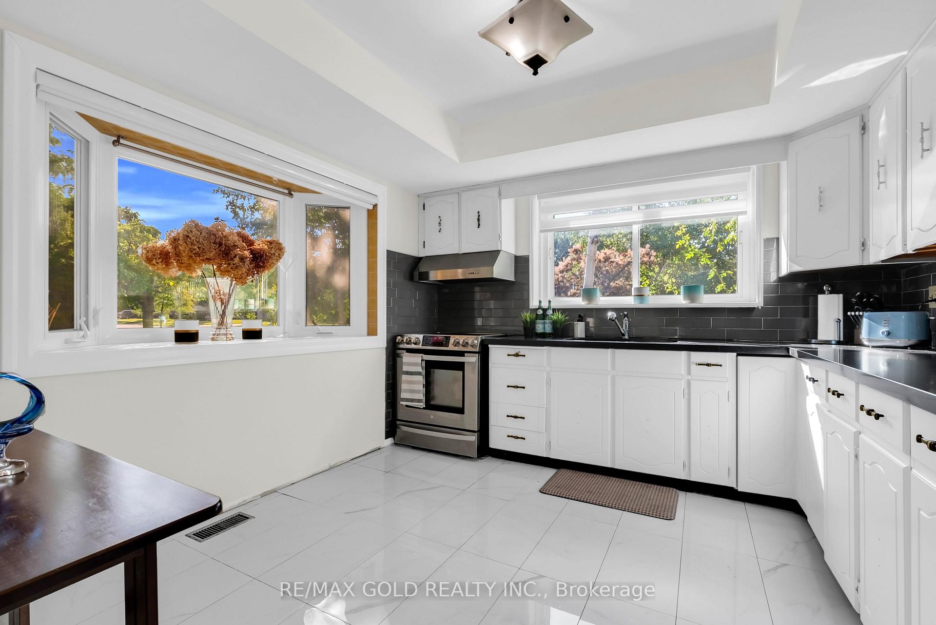 Photo 8 of 2520 Constable Road, Mississauga, Clarkson — HOMEH