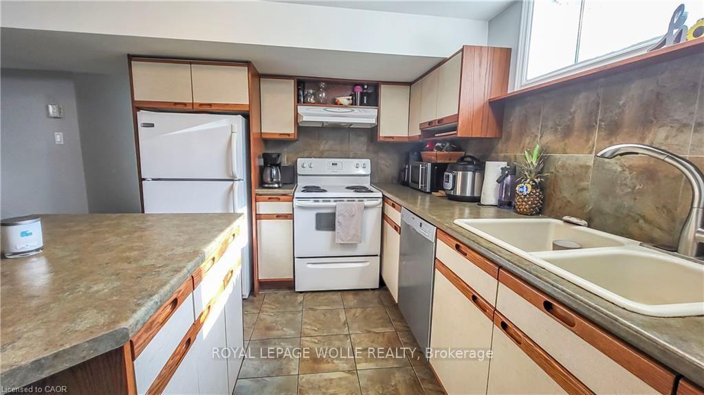 Photo 2 of Unit B, 326 Victoria Street, Kitchener, Cherry Hill — HOMEH