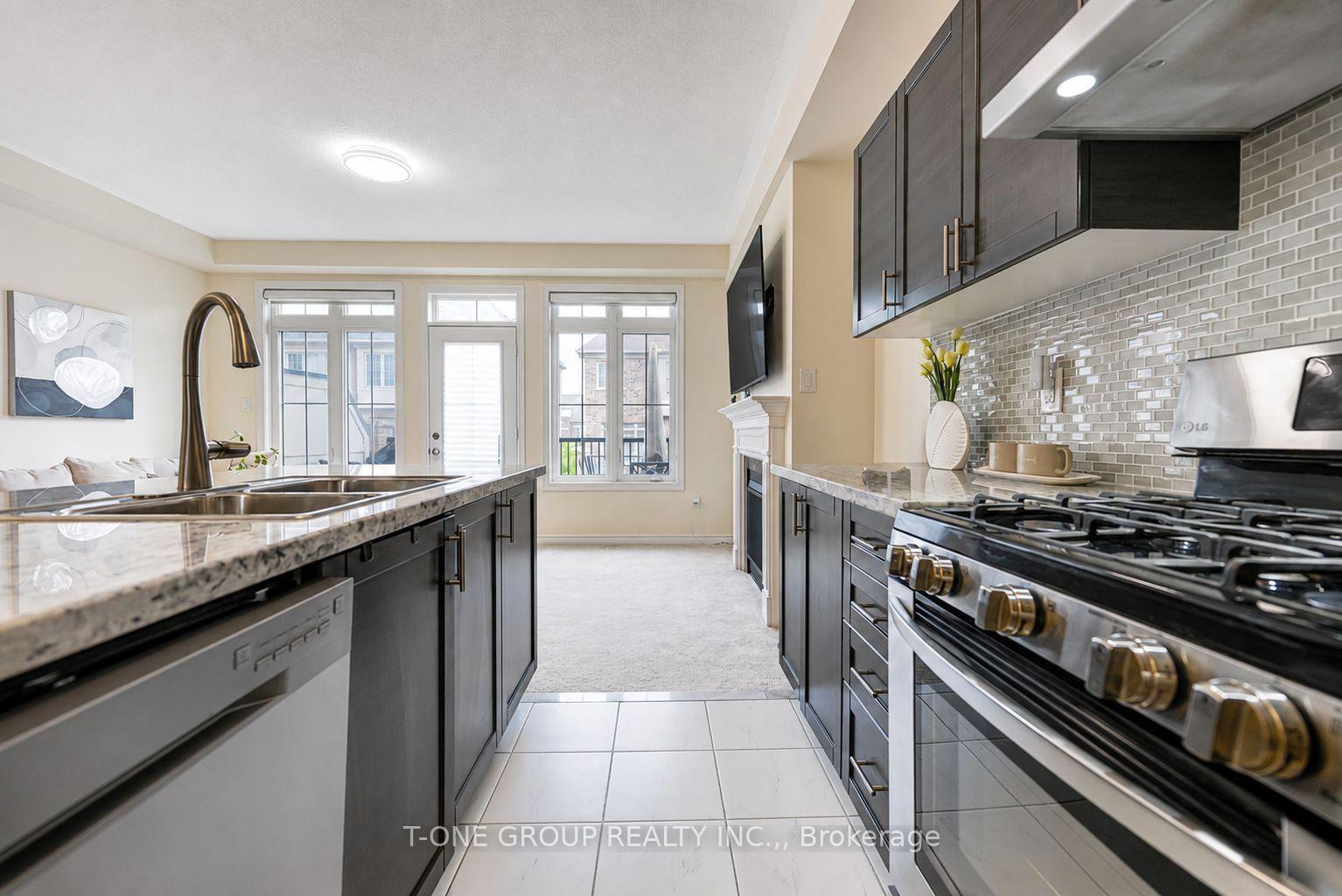 Photo 16 of 27 Sharbot Lane, Markham, Greensborough — HOMEH