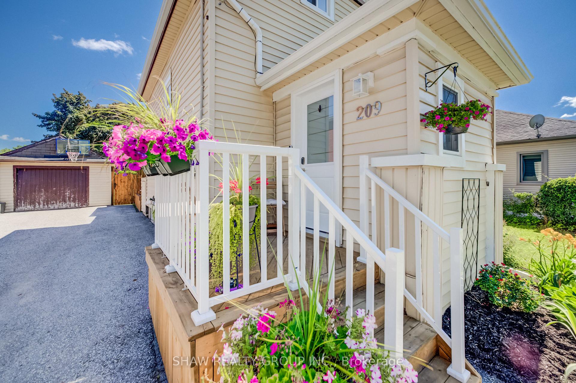 Photo 4 of 209 Belleview Avenue, Kitchener, Heritage Park - Kitchener — HOMEH