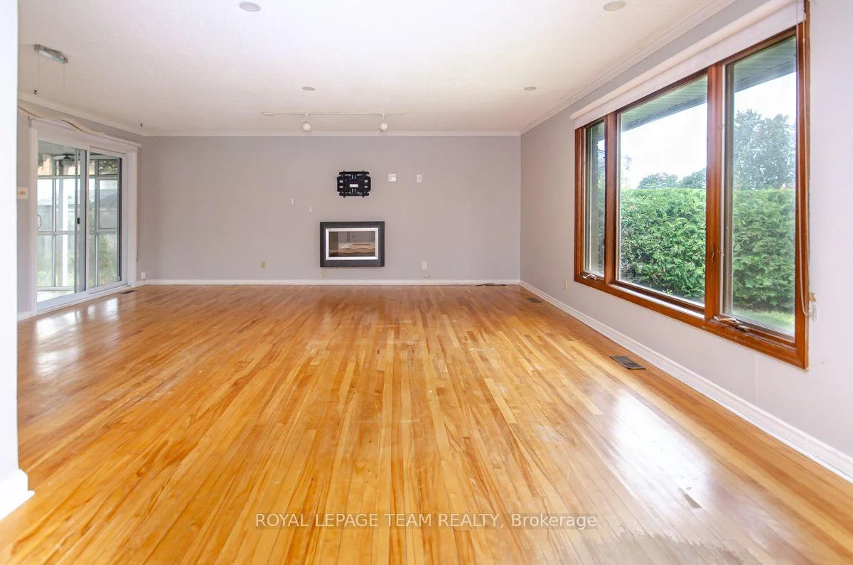 Photo 5 of 84 Starwood Road, Ottawa, Meadowlands/St. Claire Gardens — HOMEH