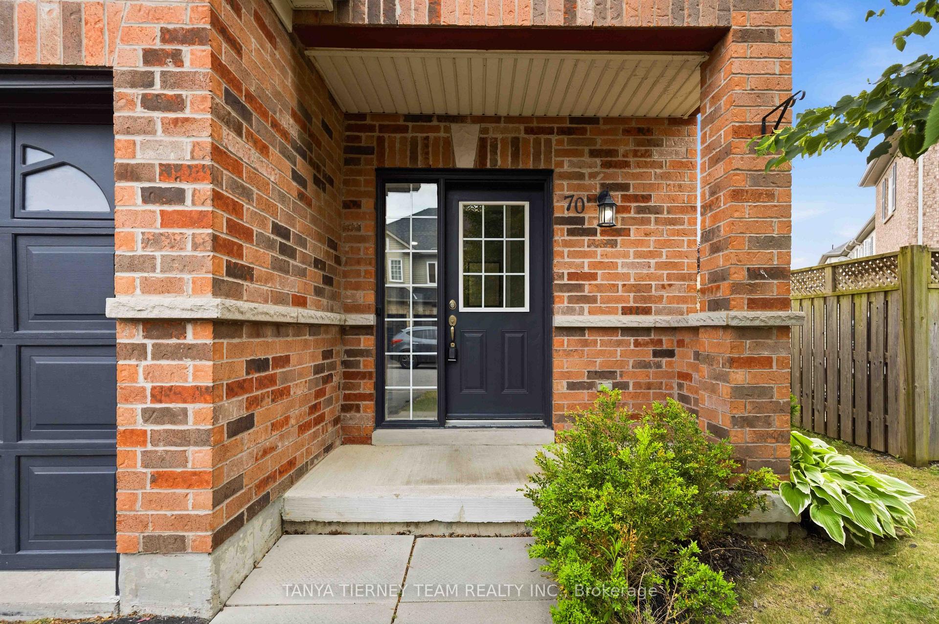 Photo 3 of 70 Tempo Way, Whitby, Brooklin — HOMEH