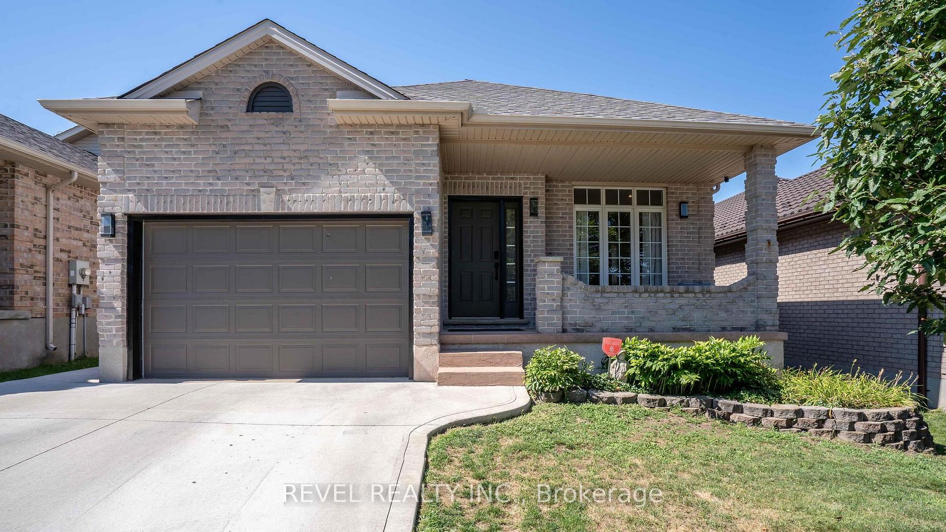 Photo of 857 Cresthaven Crescent