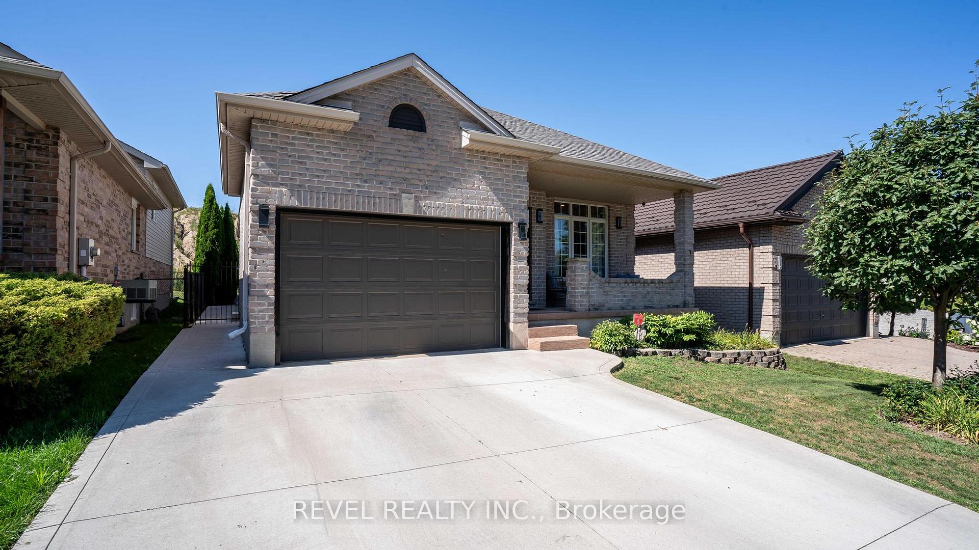 Photo 2 of 857 Cresthaven Crescent, London, South L — HOMEH