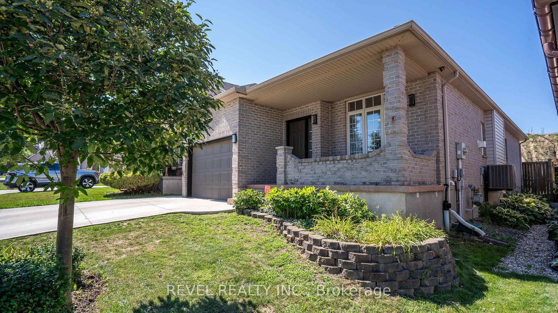 Photo 3 of 857 Cresthaven Crescent, London, South L — HOMEH