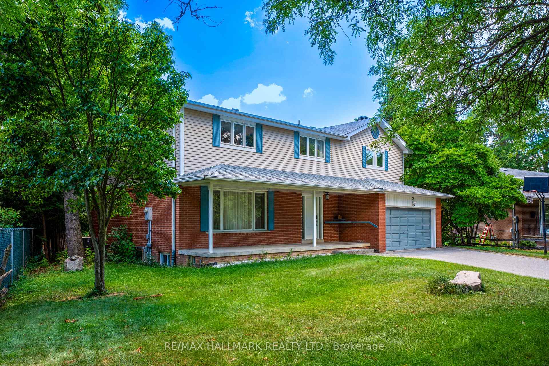 Front of 39 Sunnywood Crescent