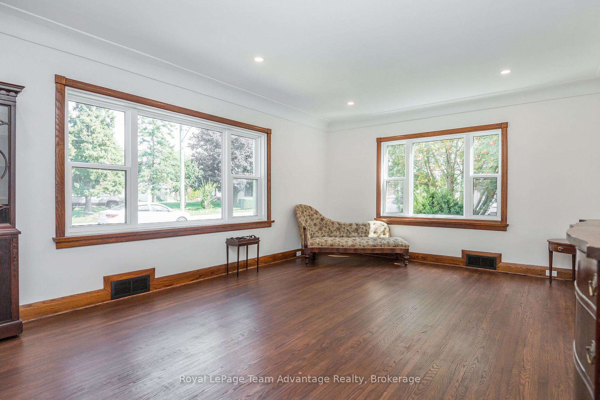Photo 10 of 9 Houden Street, Springwater, Elmvale — HOMEH