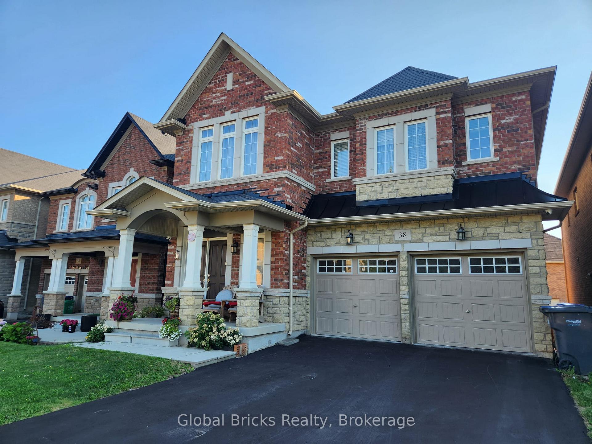 Photo 2 of 38 Monkton Circle, Brampton, Credit Valley — HOMEH