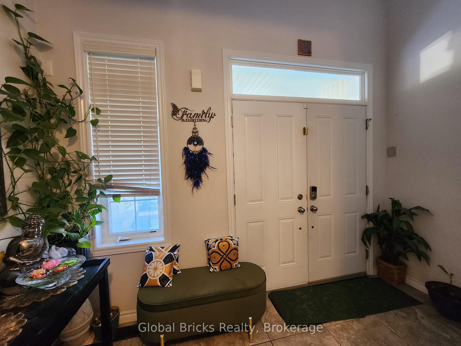 Photo 3 of 38 Monkton Circle, Brampton, Credit Valley — HOMEH
