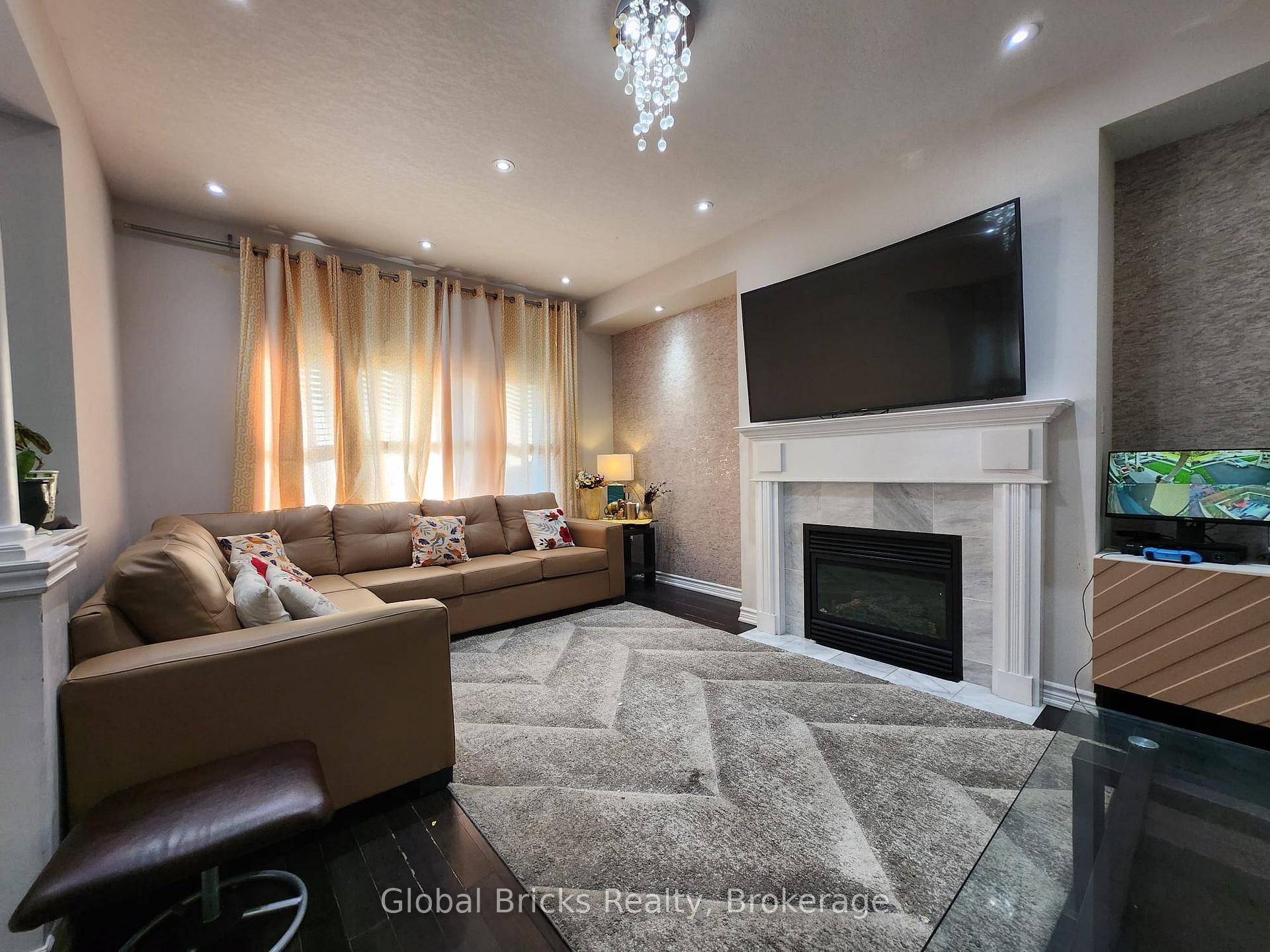 Photo 8 of 38 Monkton Circle, Brampton, Credit Valley — HOMEH