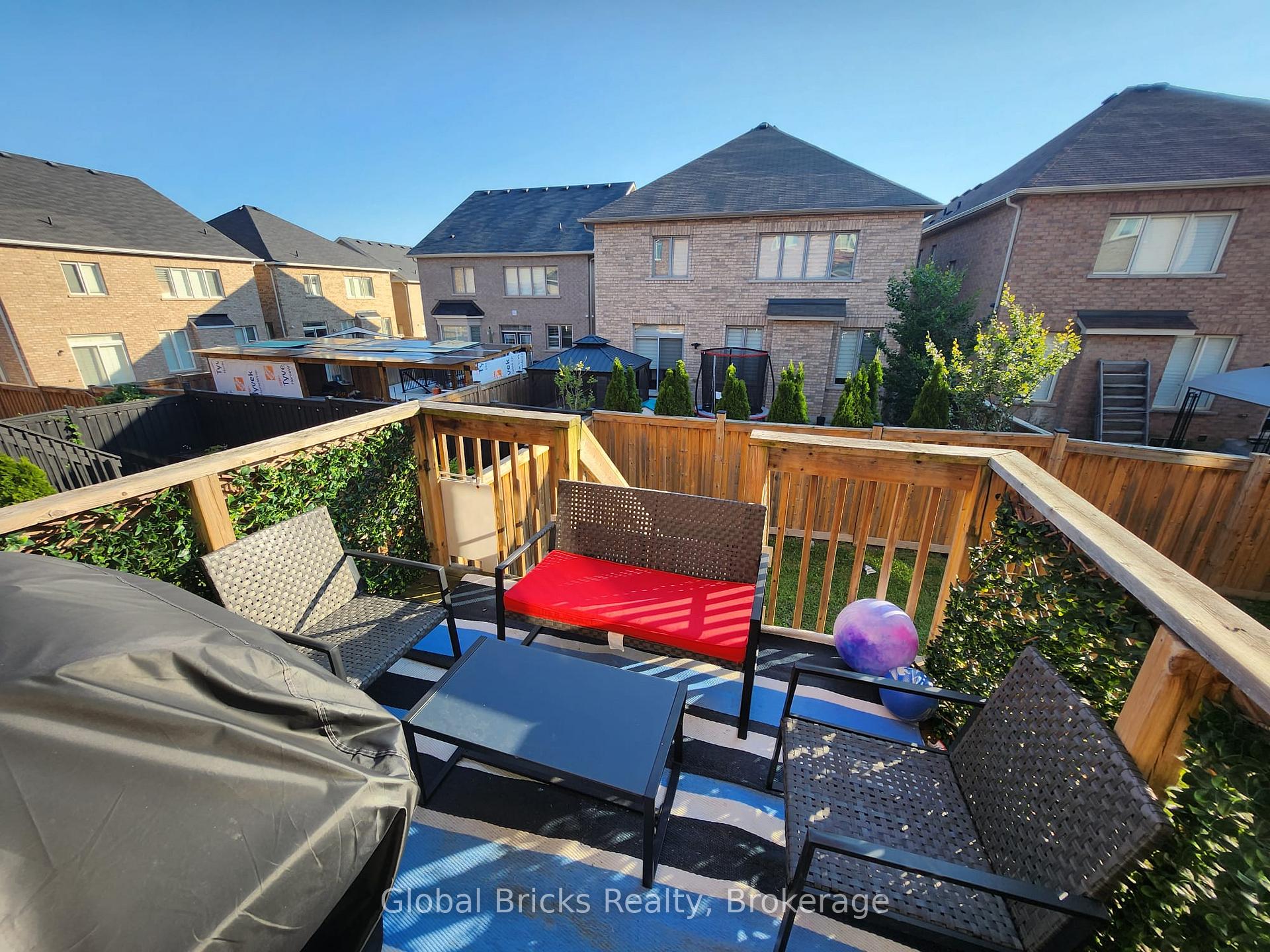 Photo 9 of 38 Monkton Circle, Brampton, Credit Valley — HOMEH