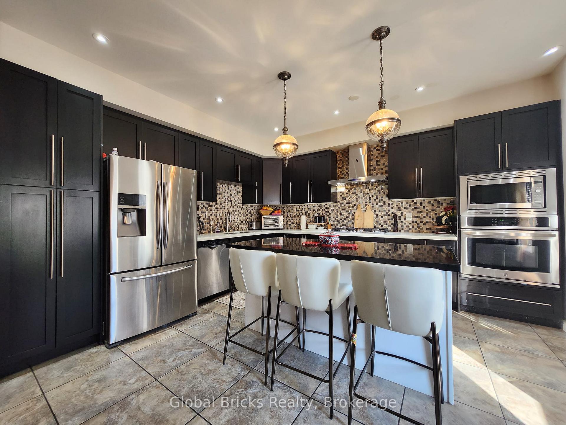 Photo 10 of 38 Monkton Circle, Brampton, Credit Valley — HOMEH