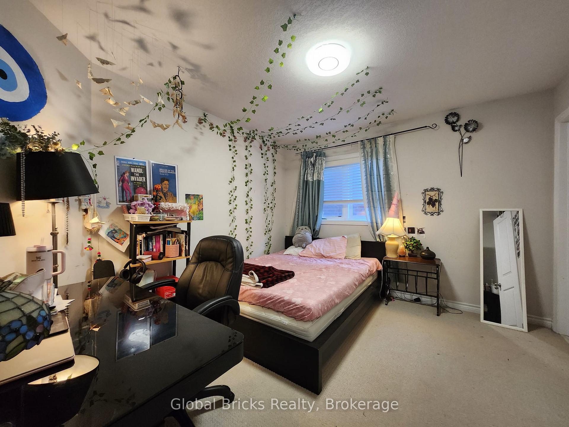 Photo 17 of 38 Monkton Circle, Brampton, Credit Valley — HOMEH
