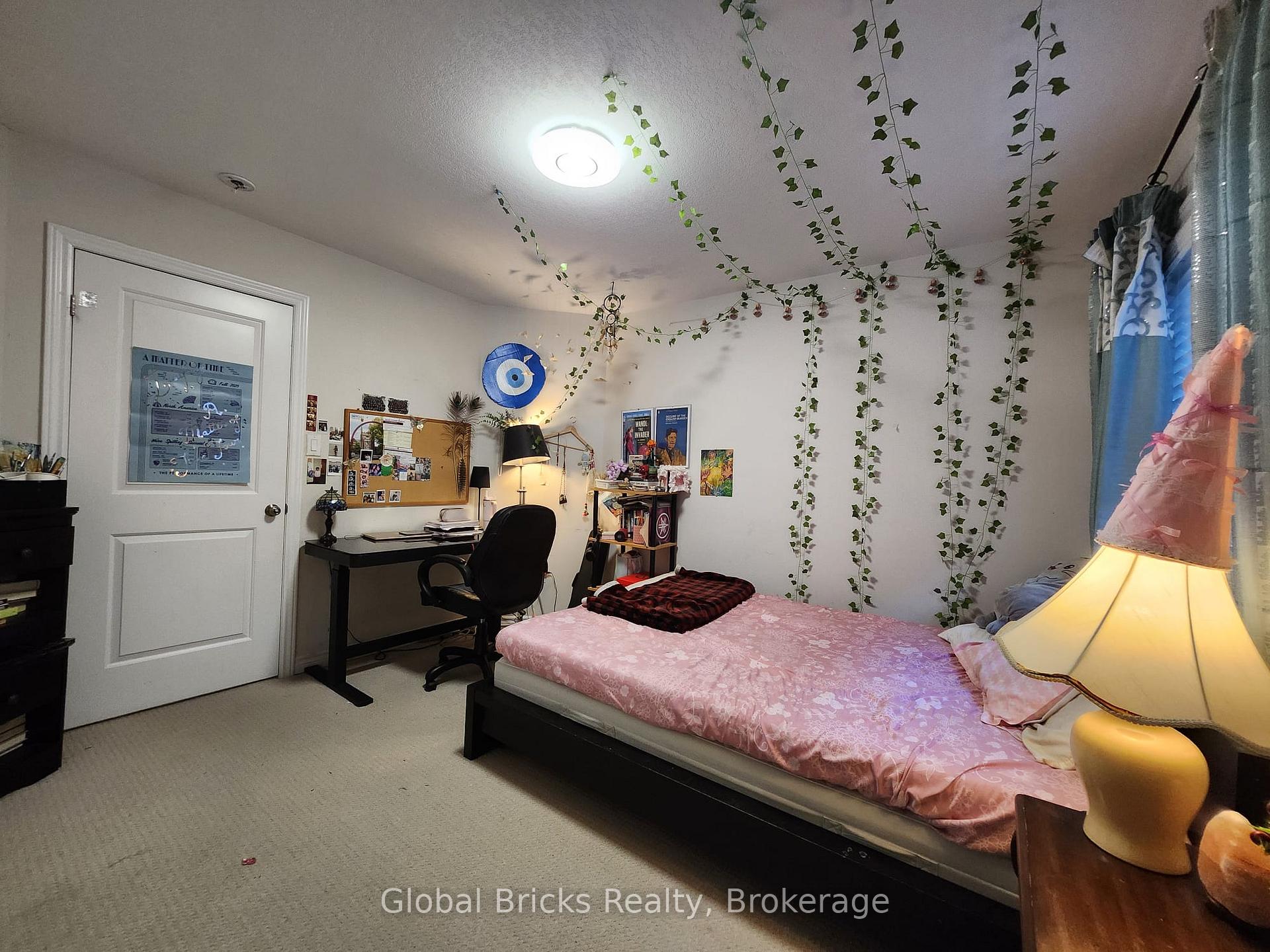 Photo 18 of 38 Monkton Circle, Brampton, Credit Valley — HOMEH