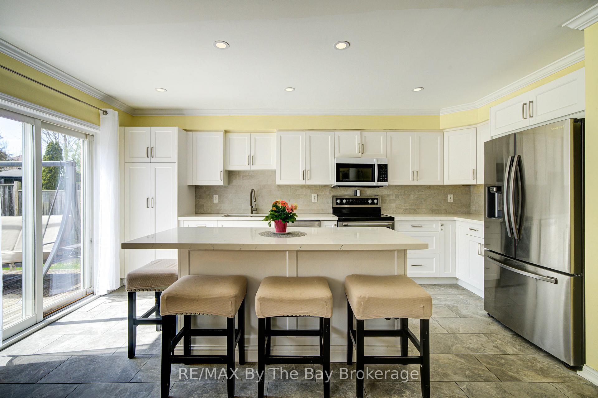 Photo 5 of 88 Wesley Avenue, Wasaga Beach — HOMEH