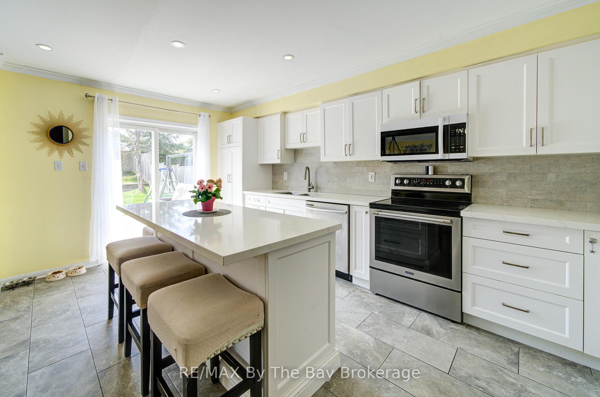 Photo 6 of 88 Wesley Avenue, Wasaga Beach — HOMEH