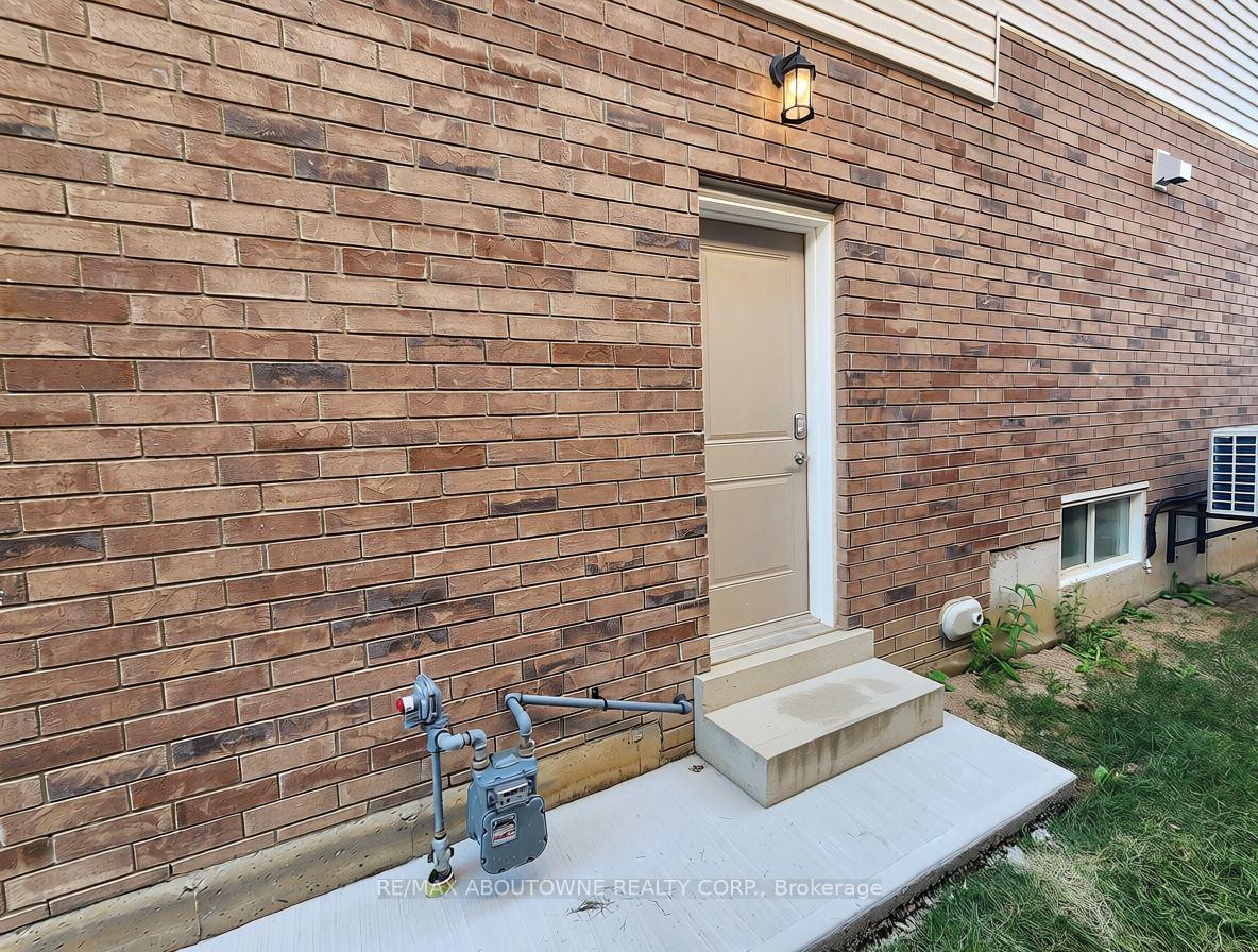 Photo 2 of Unit Lower, 203 Rockledge Drive, Hamilton, Rural Glanbrook — HOMEH