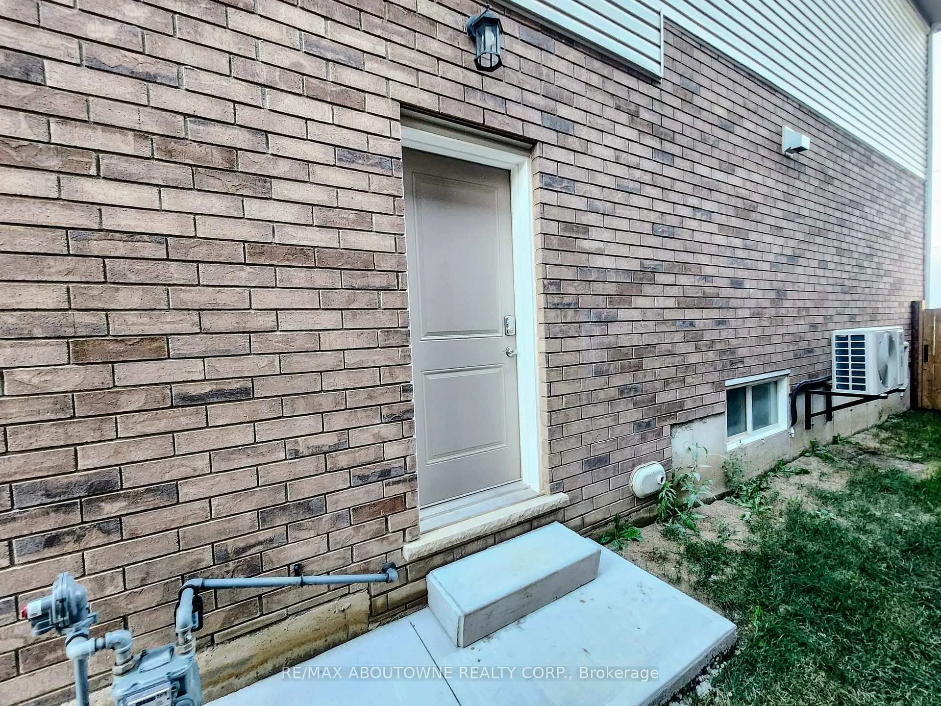 Photo 3 of Unit Lower, 203 Rockledge Drive, Hamilton, Rural Glanbrook — HOMEH