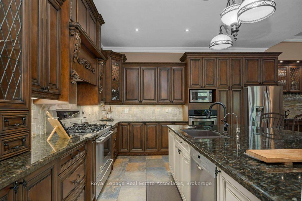 Photo 7 of 46 Scott Street, Brampton, Downtown Brampton — HOMEH
