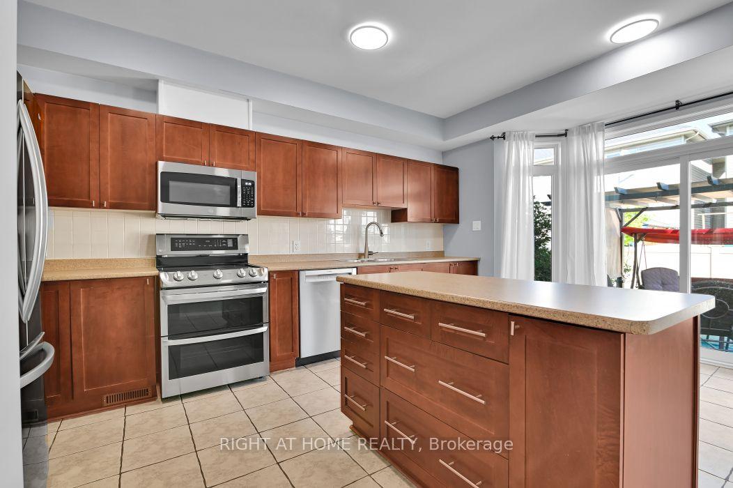 Photo 11 of 196 Lamplighters Drive, Ottawa, Barrhaven - Cedargrove/Fraserdale — HOMEH