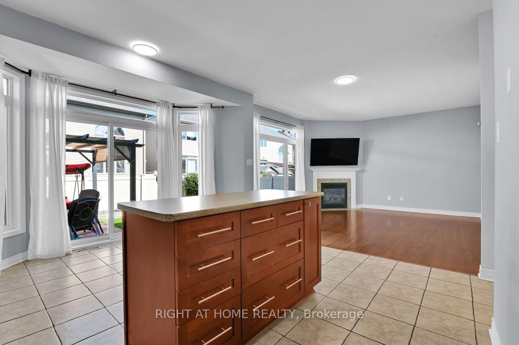 Photo 12 of 196 Lamplighters Drive, Ottawa, Barrhaven - Cedargrove/Fraserdale — HOMEH