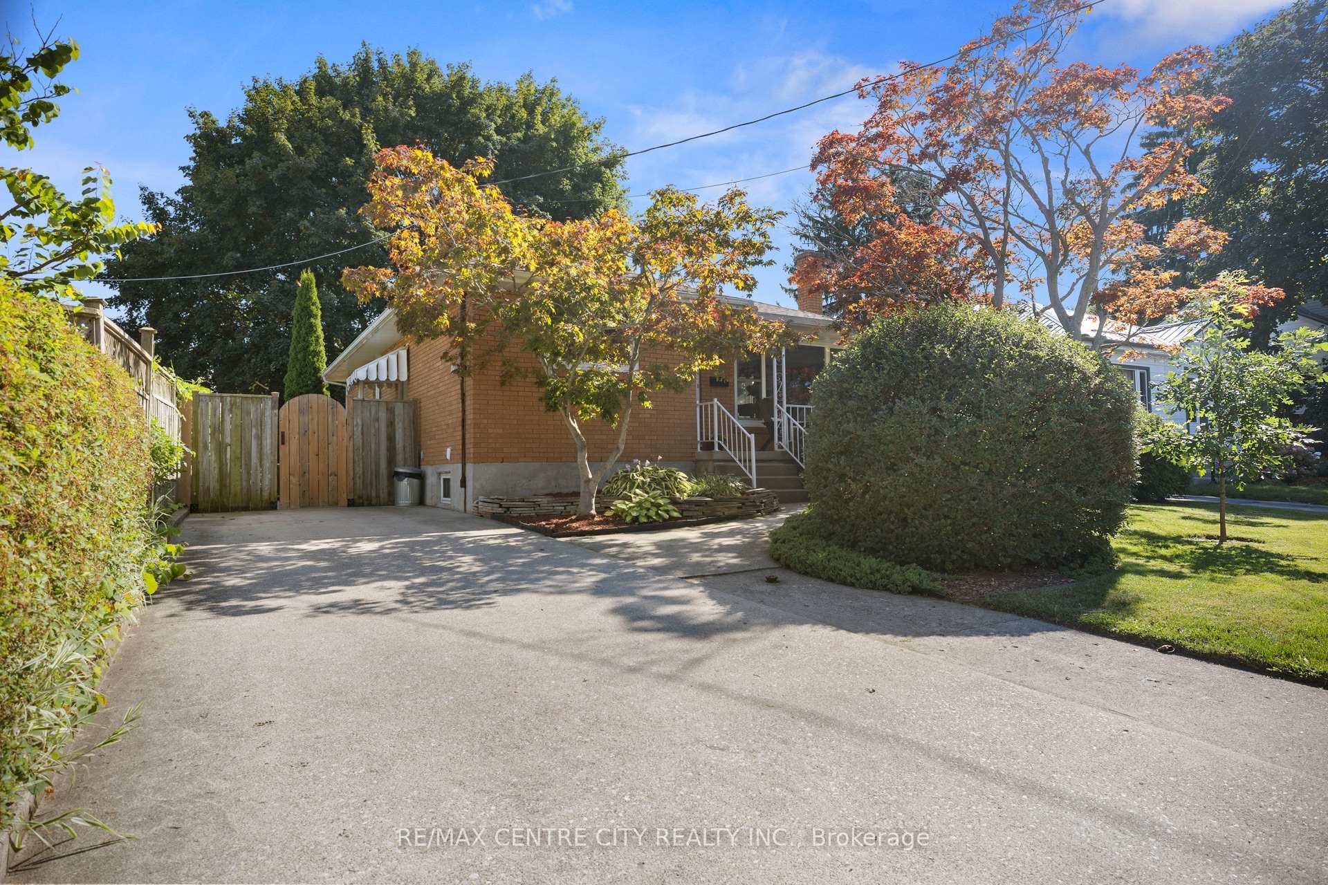 Photo 2 of 21 Spruce Street, St. Thomas — HOMEH